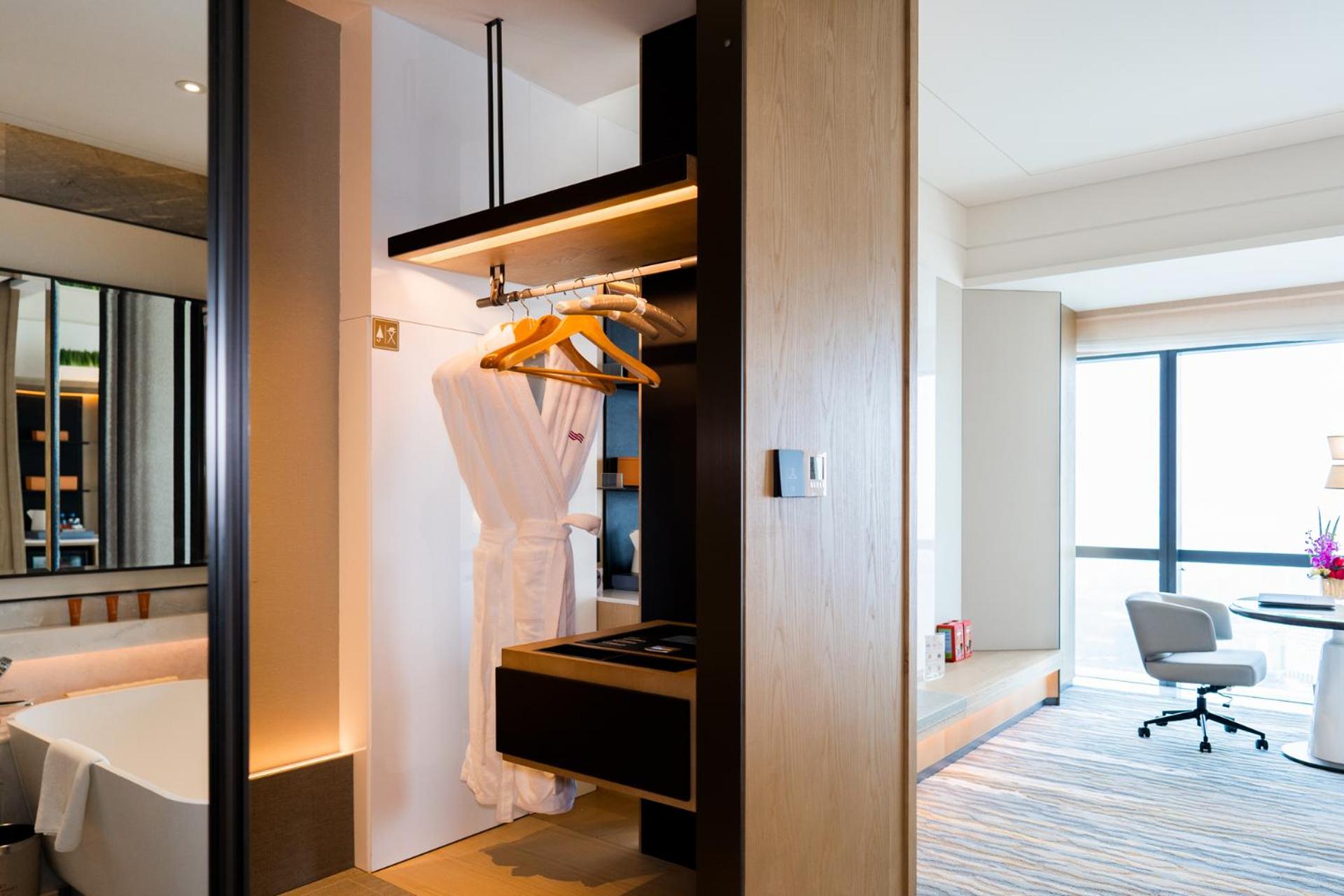 Standard King Room - High Floor thumbnail 6