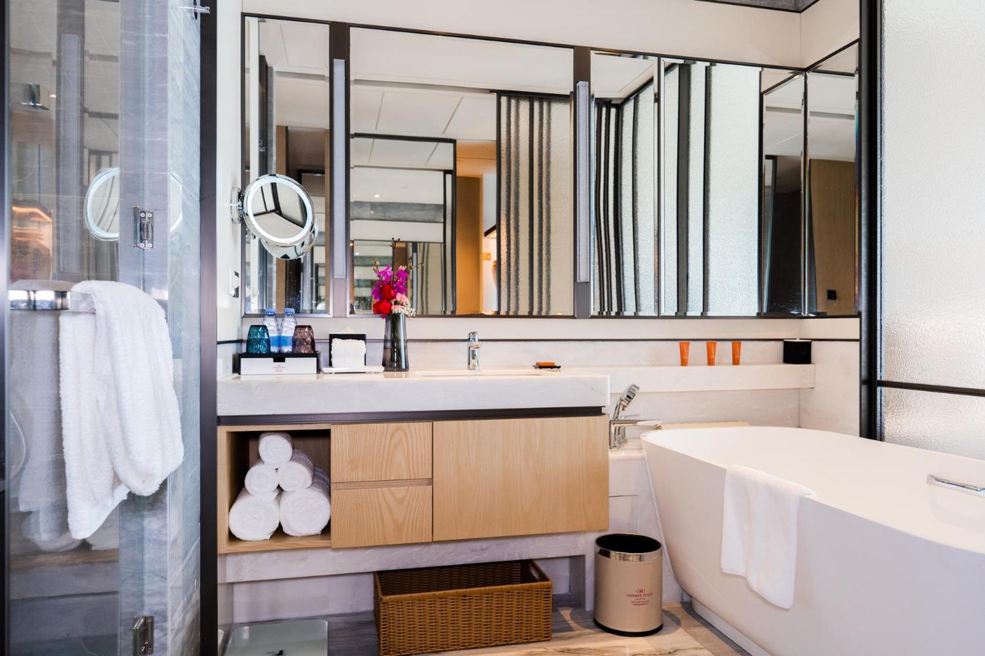 Standard King Room with City View - Photo 3