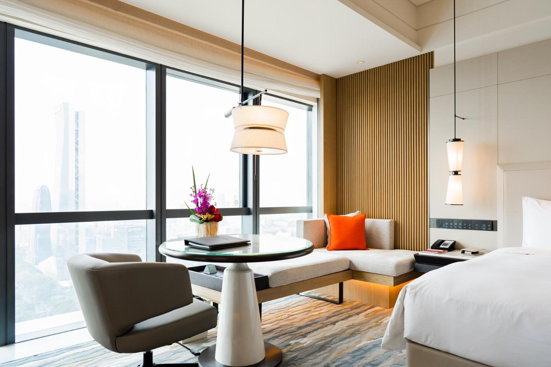 Standard King Room with City View - Photo 5