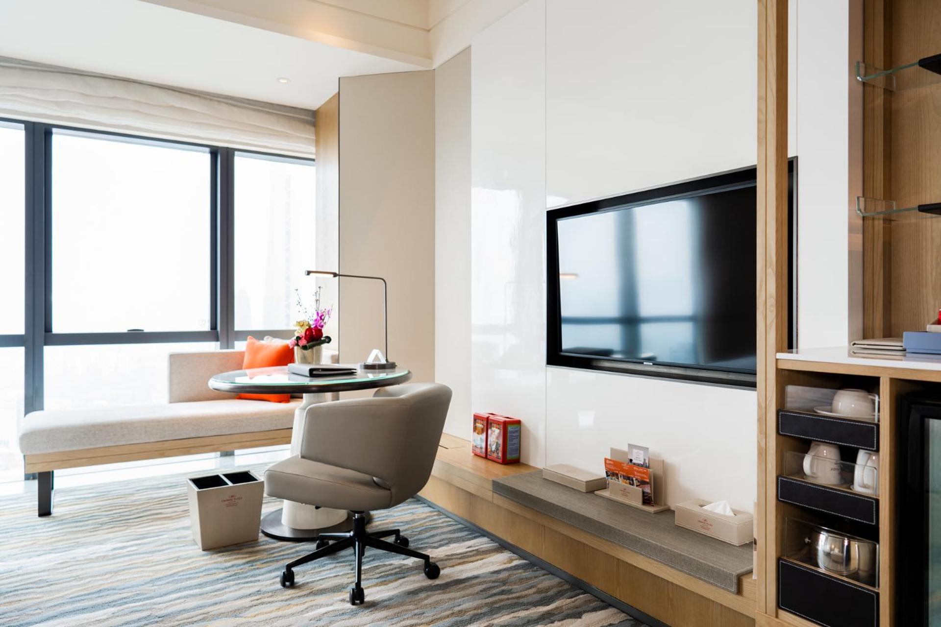 Standard King Room with City View - Lounge Access