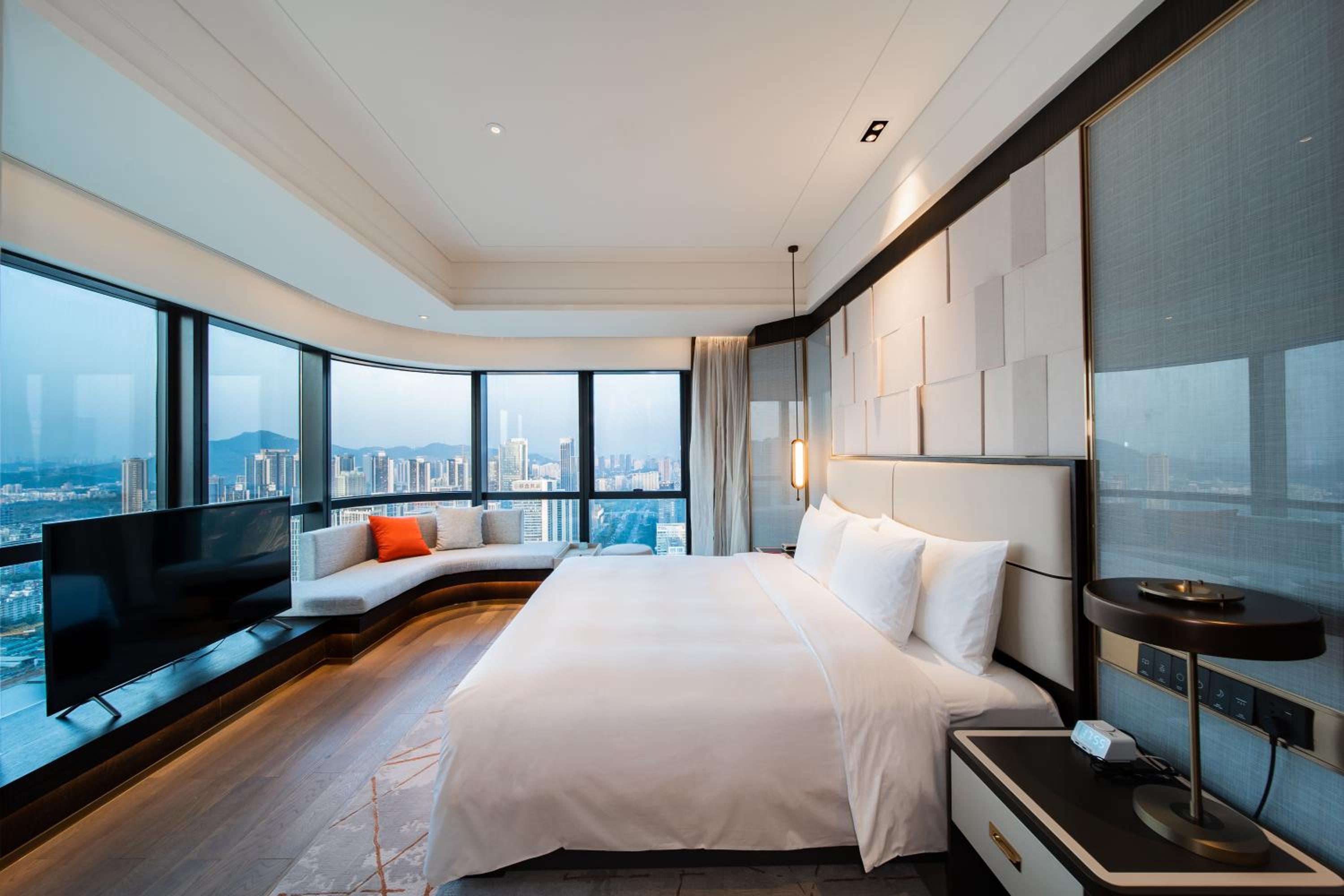 King Suite - Lounge Access - Photo 1