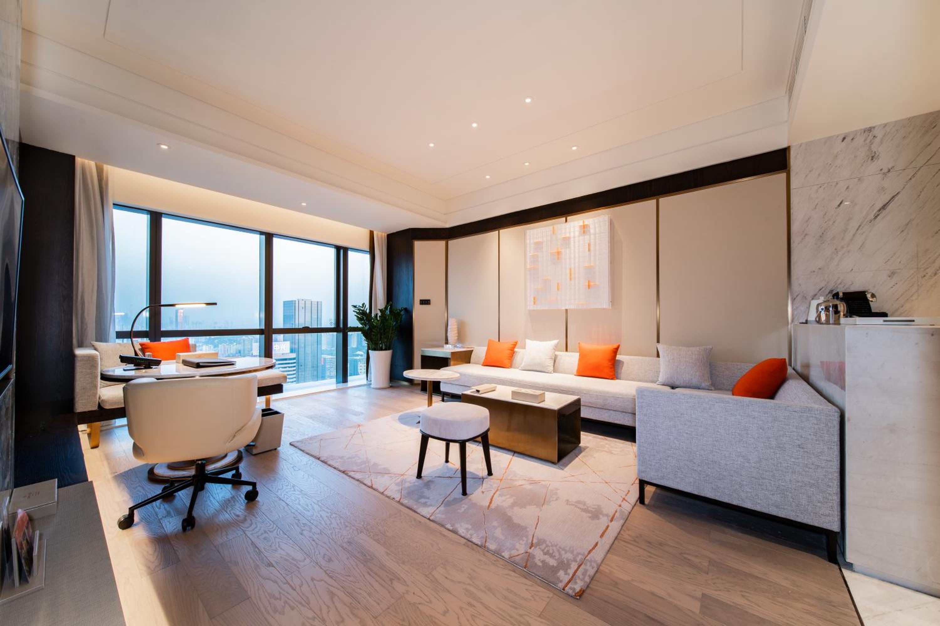 King Suite - Lounge Access - Photo 2