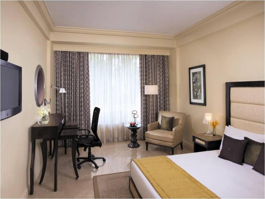 Superior Queen Bed Room - Photo 4