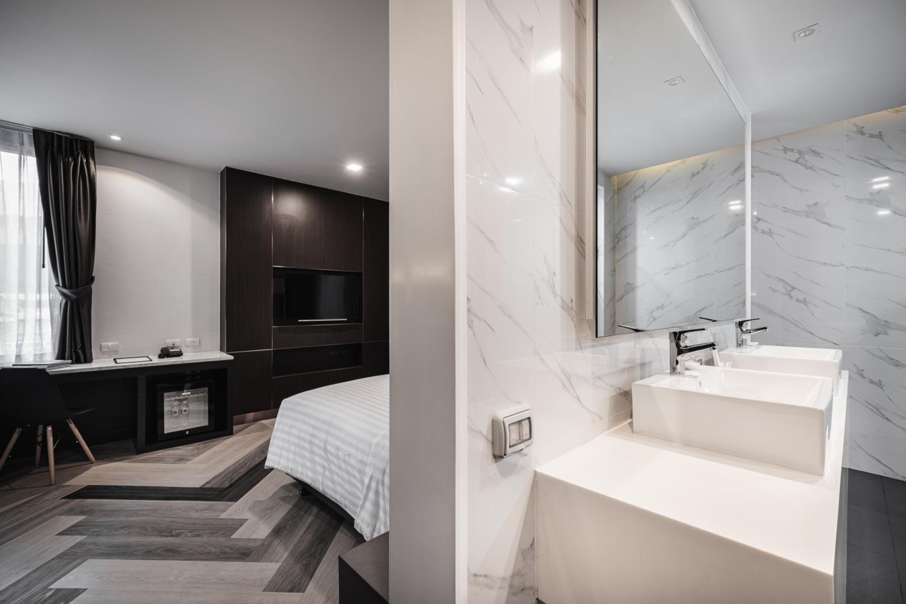 Deluxe King Room photo 2