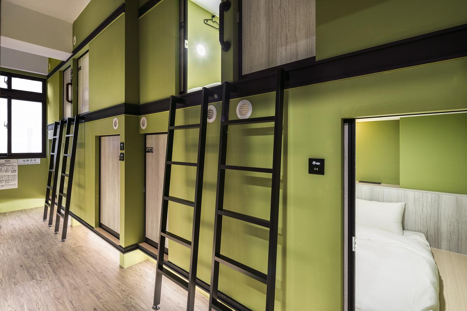 King Bed in Mixed Capsule Room photo 2