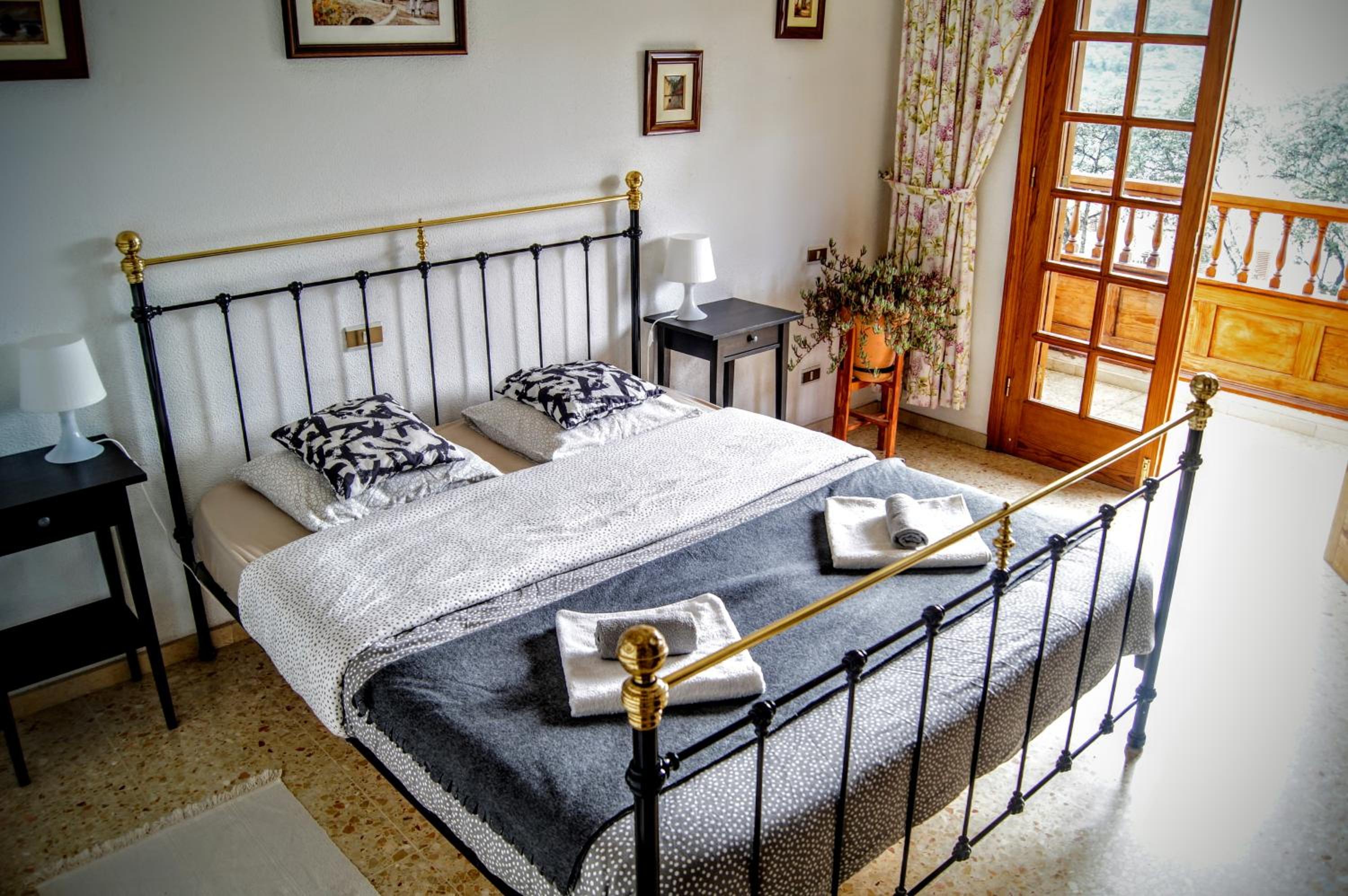 Deluxe Double Room with Bath - Photo 1