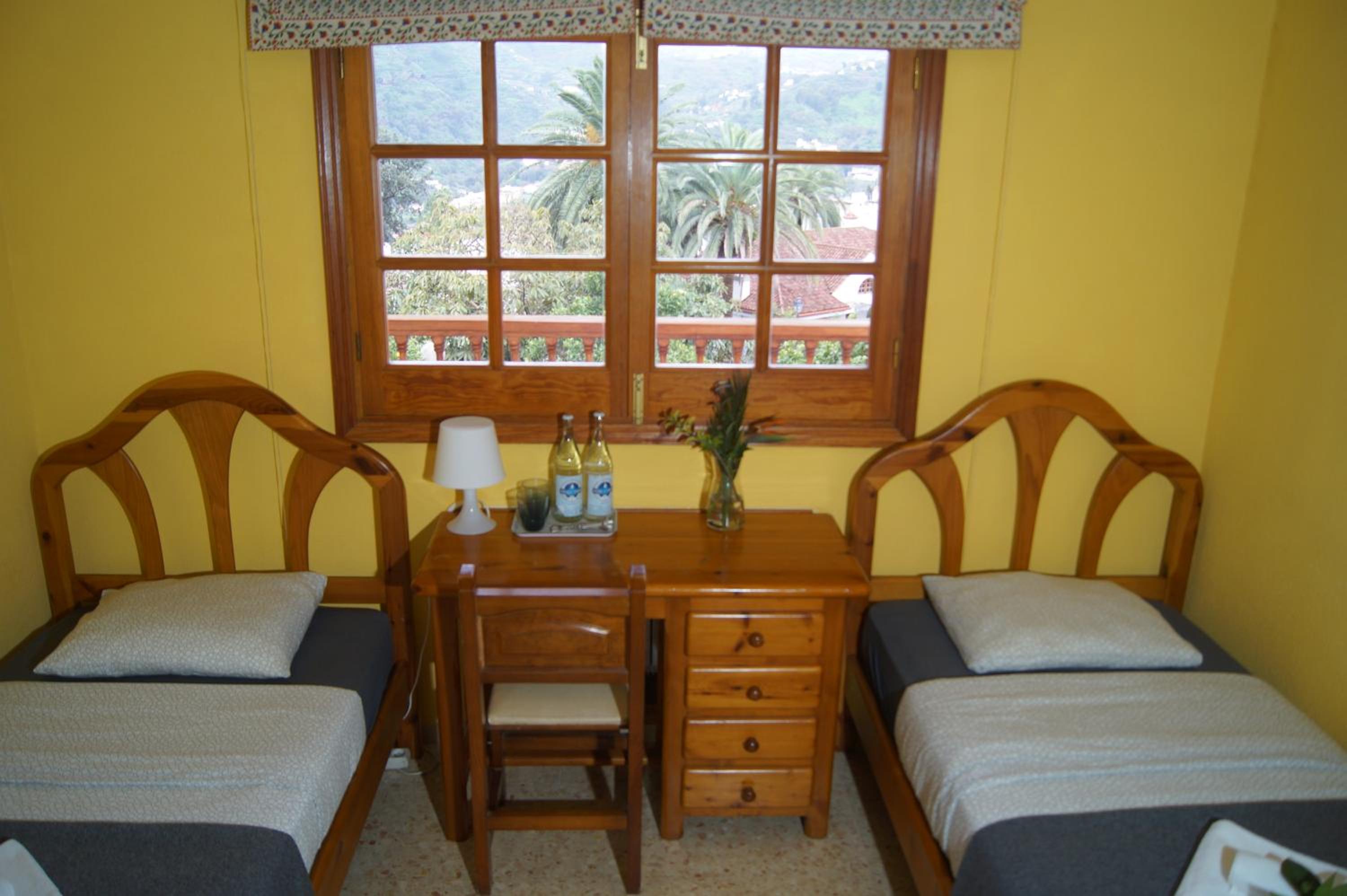 Habitación Estándar con Dos Camas y Baño Compartido