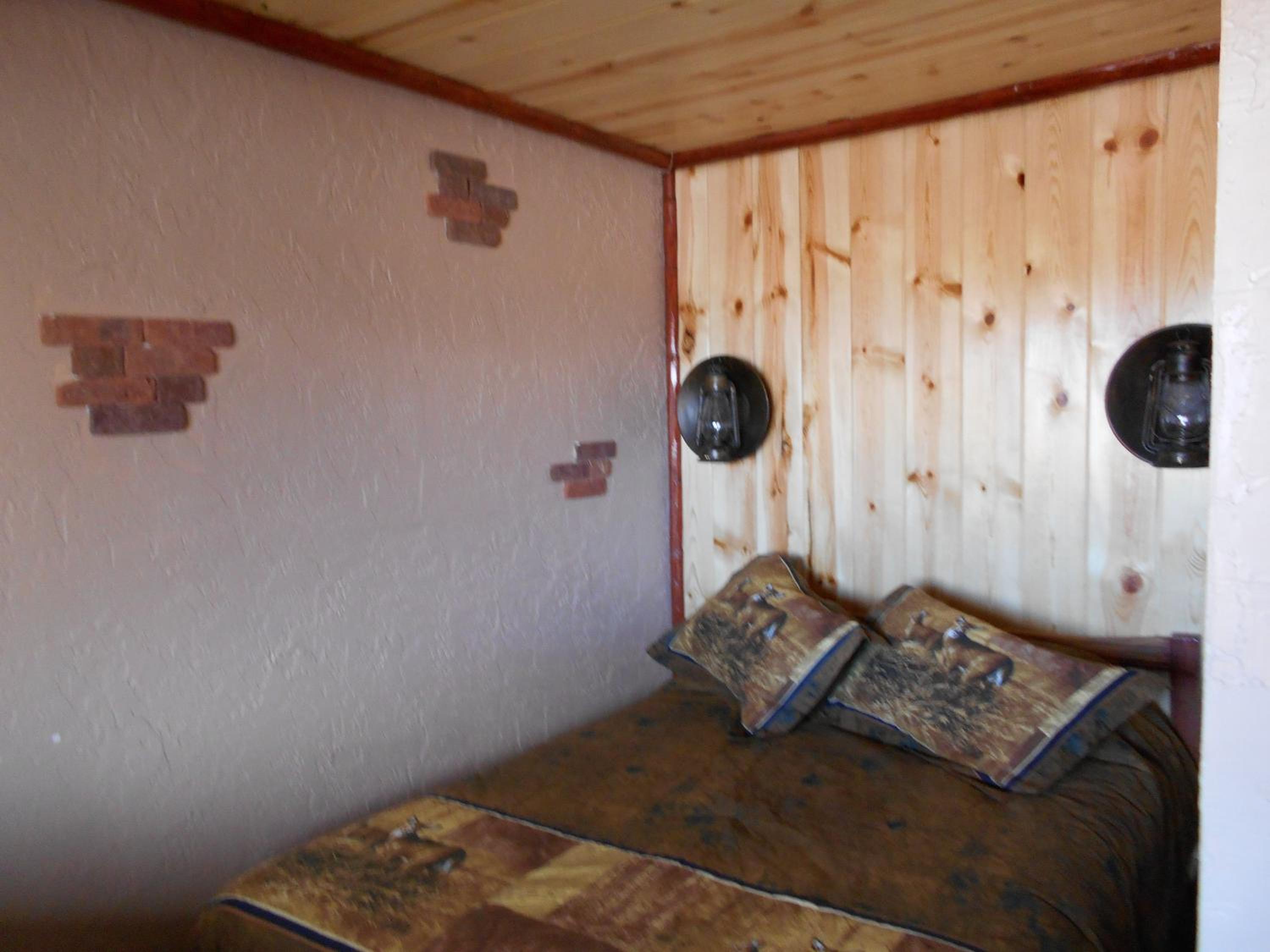 Annex Motel - Across the street - 2 PERSONS max occupancy - no extra beds - Photo 3