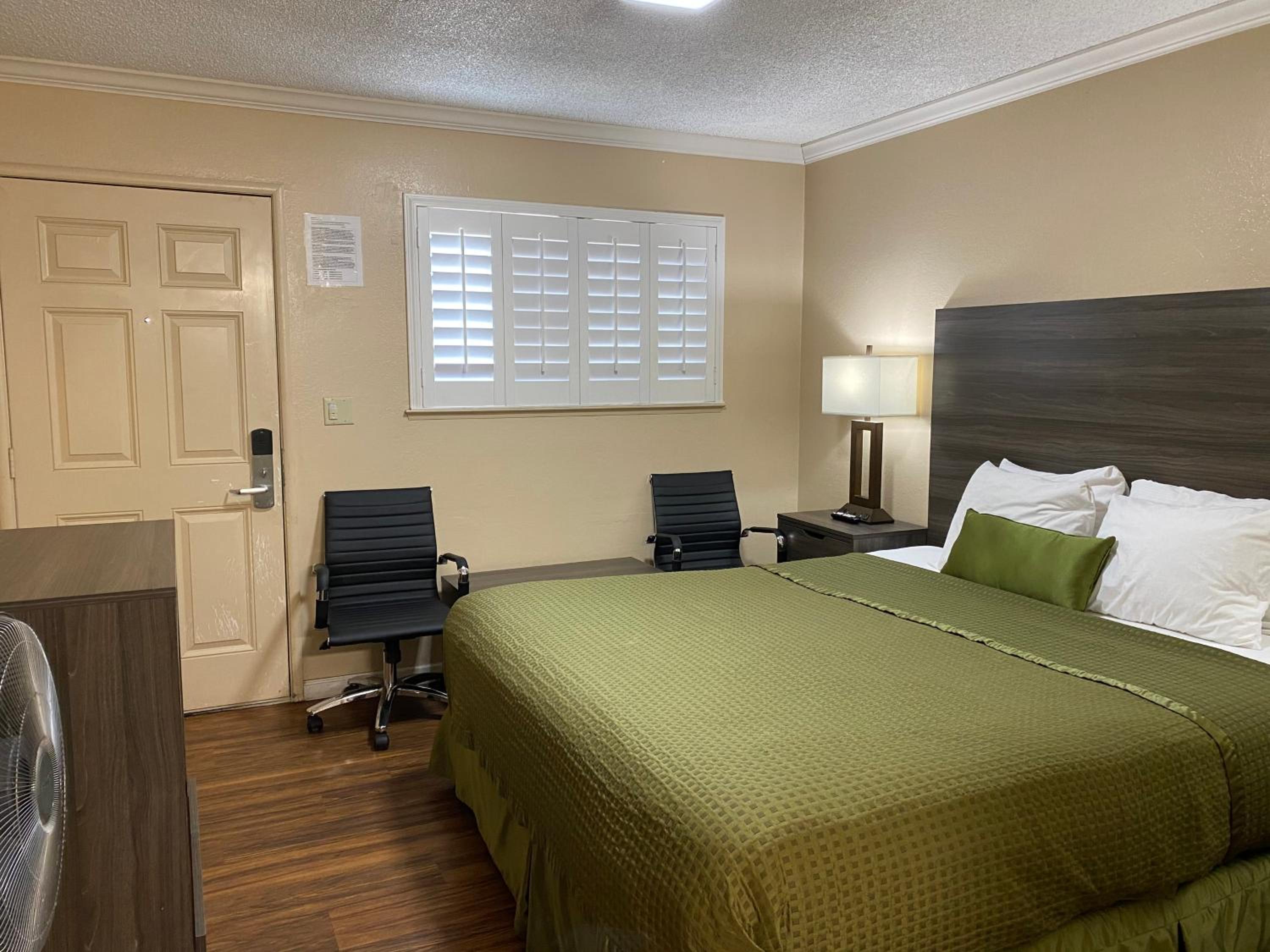 Queen Room photo 2