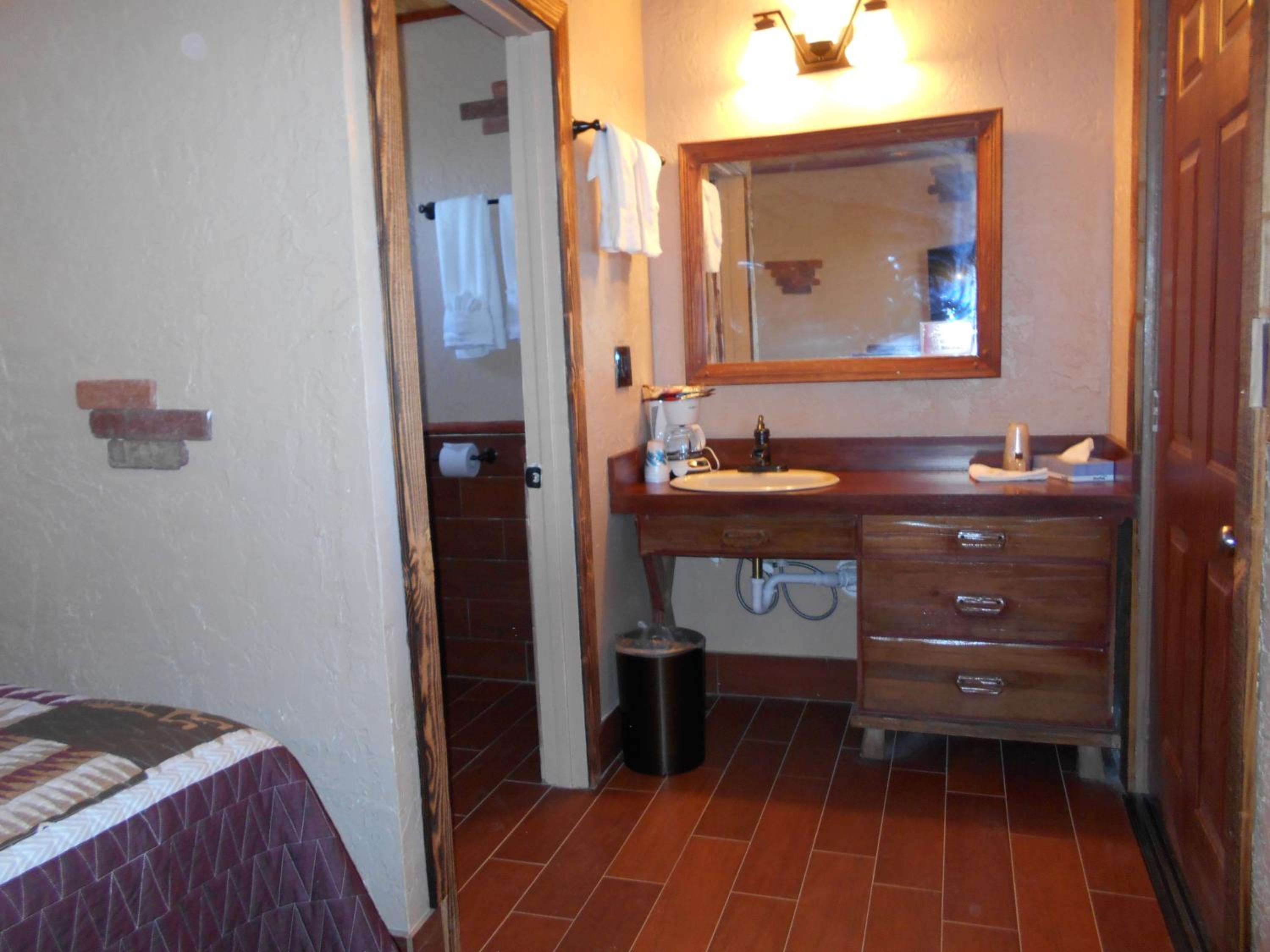 Annex Motel - Across the street - 2 PERSONS max occupancy - no extra beds - Photo 4