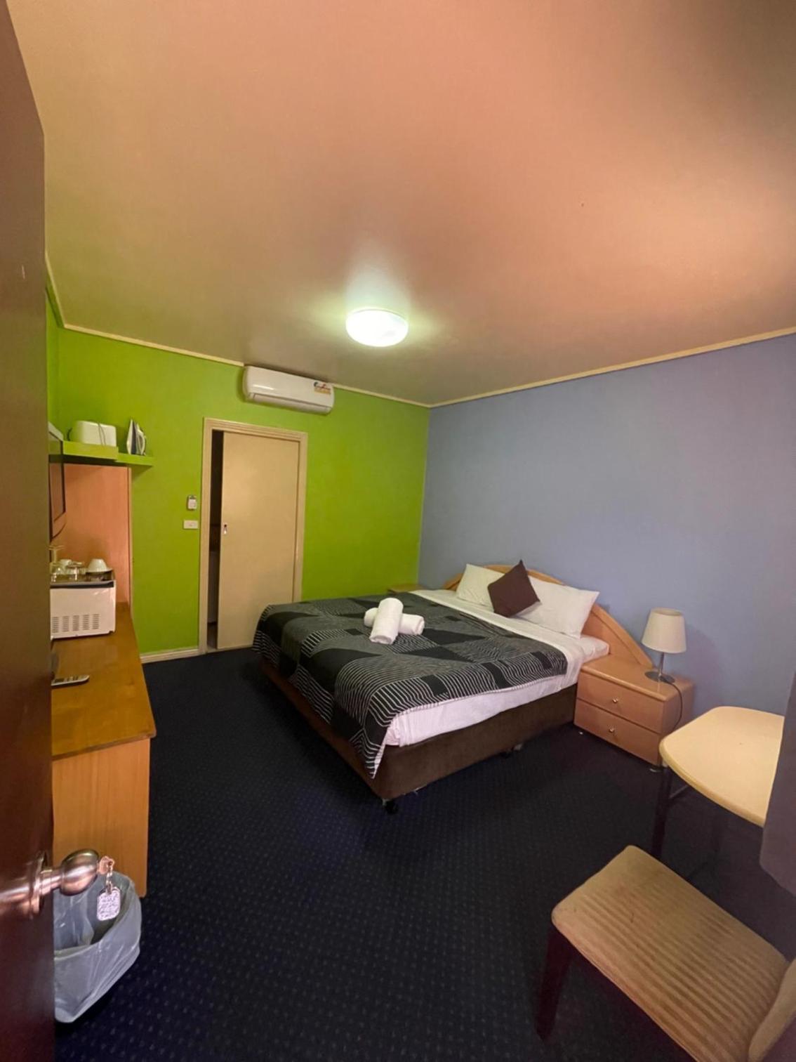Queen Room - Photo 9