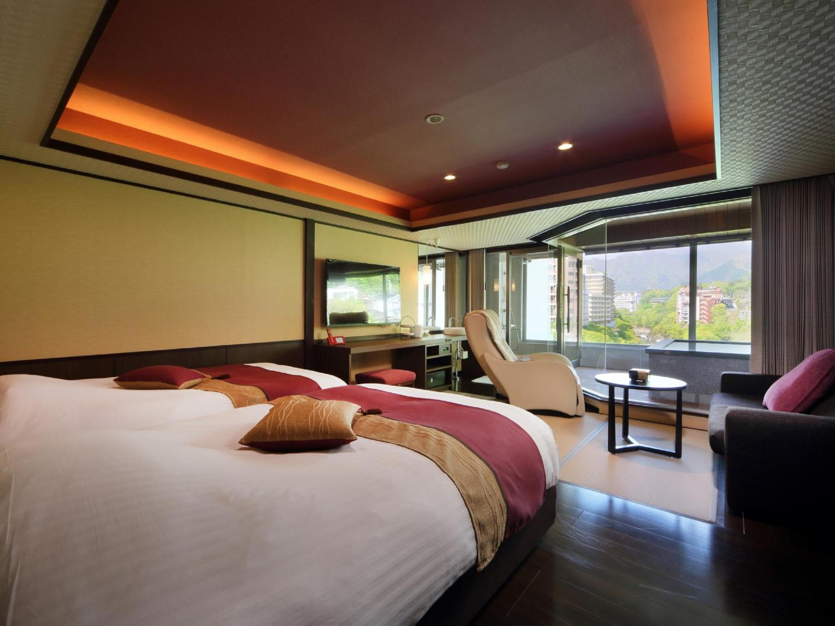 Corner Suite with Two Beds and View Bath photo 2