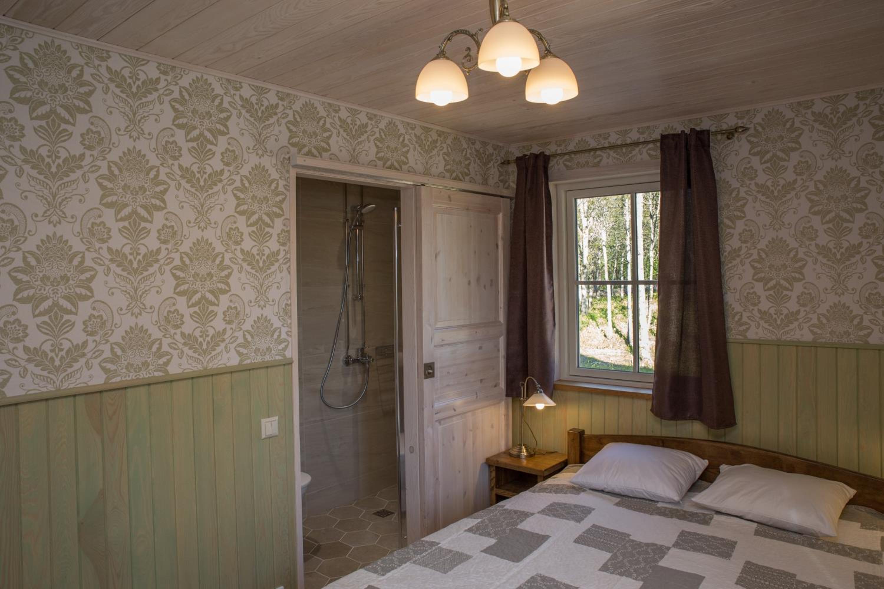 Six-Bedroom House photo 1
