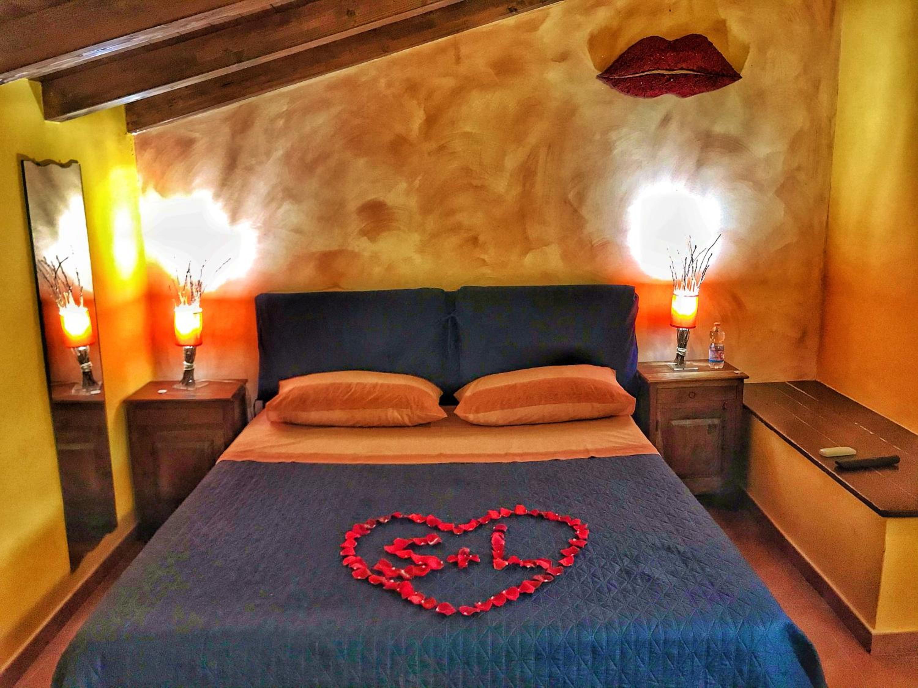 Deluxe Double Room (2 Adults + 1 Child) - Photo 1
