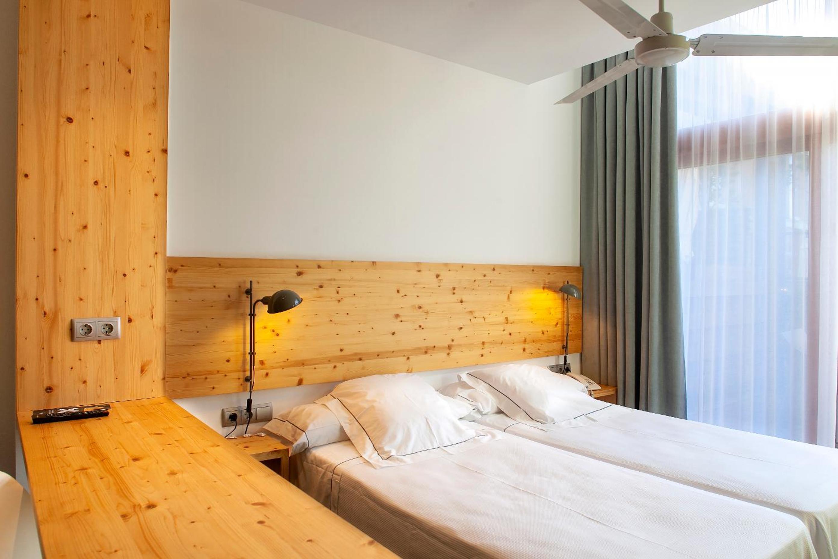Large Double or Twin Room - Photo 2