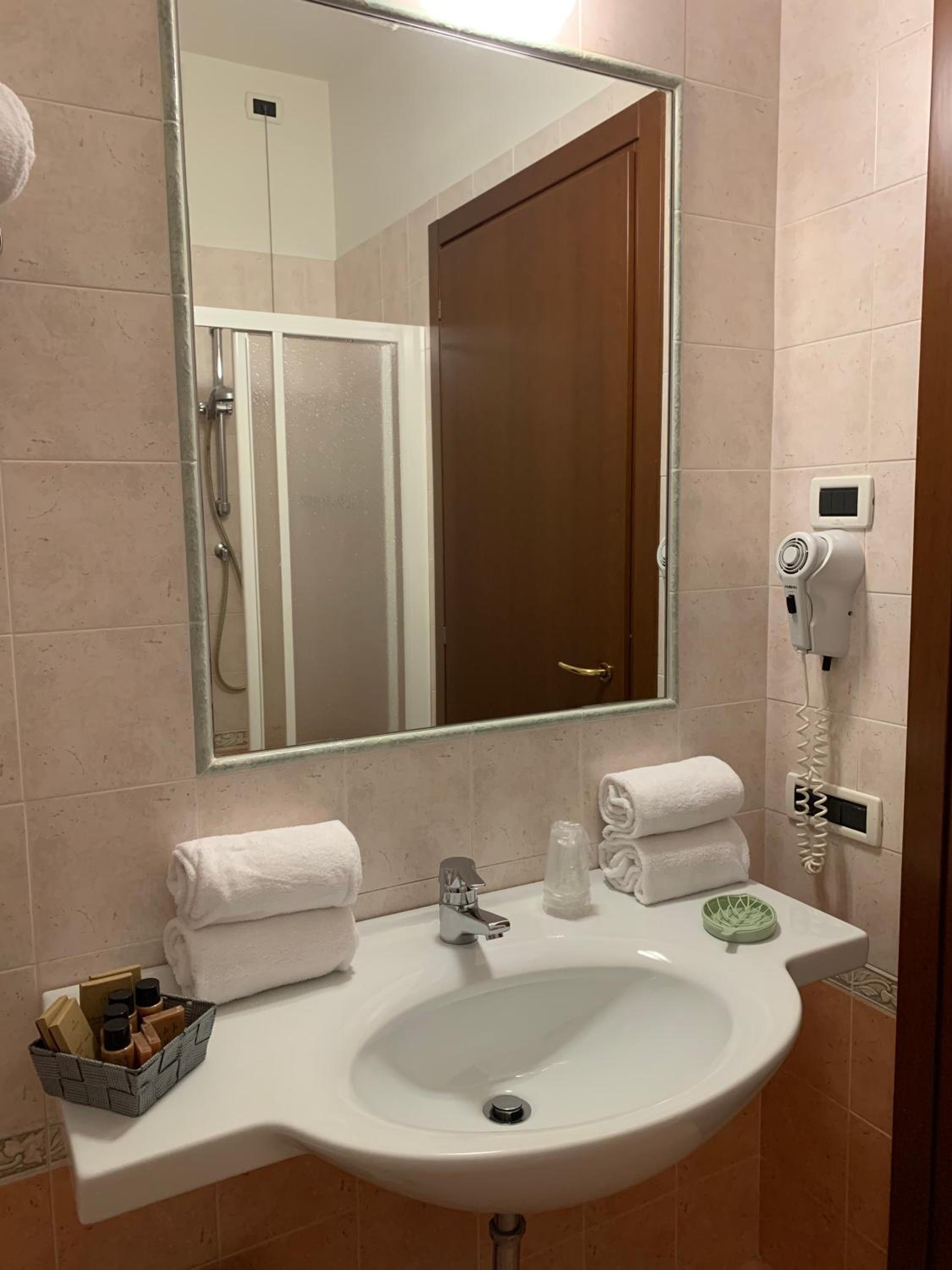 Economy Double Room - Photo 15