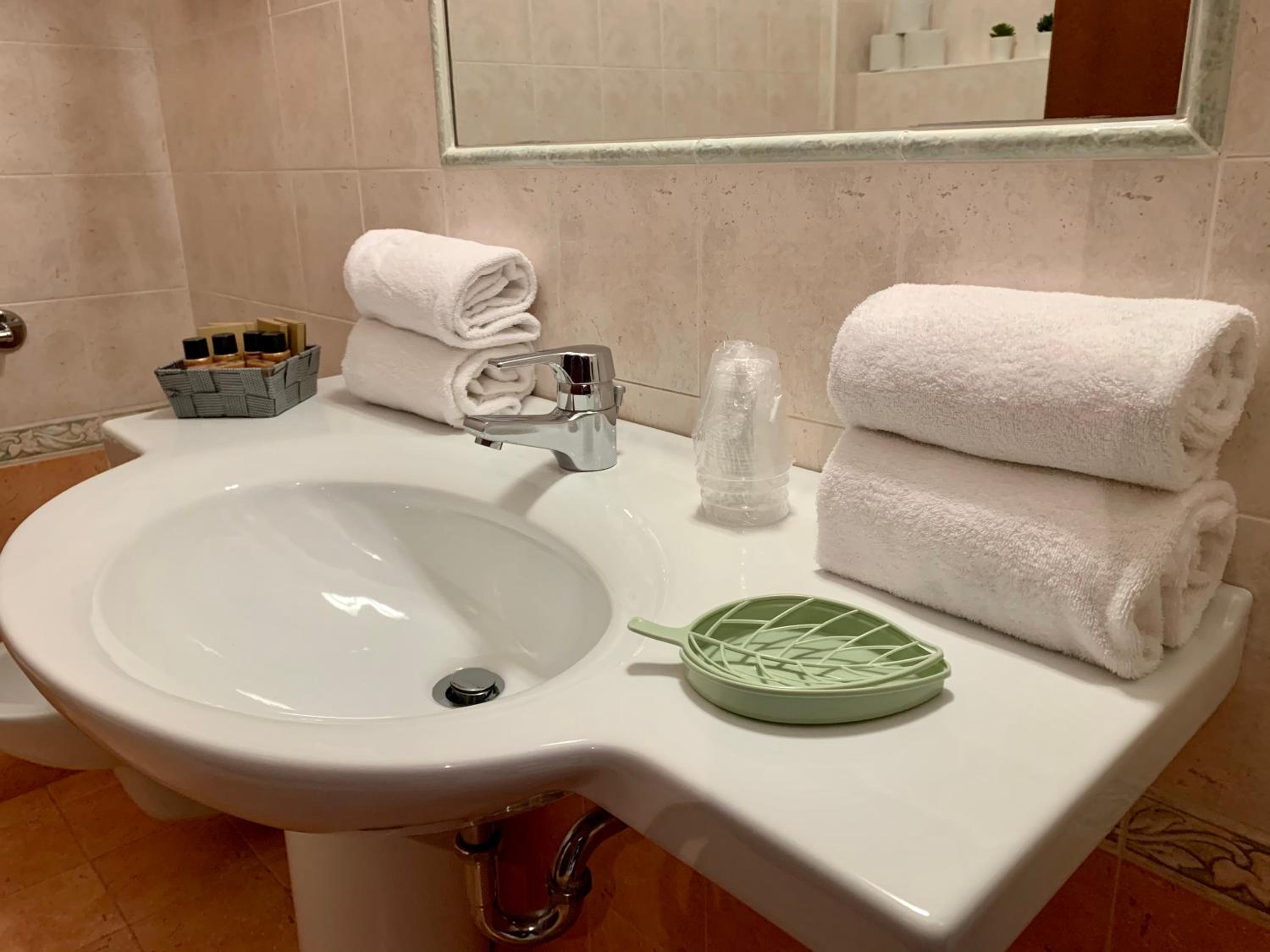 Economy Double Room - Photo 9