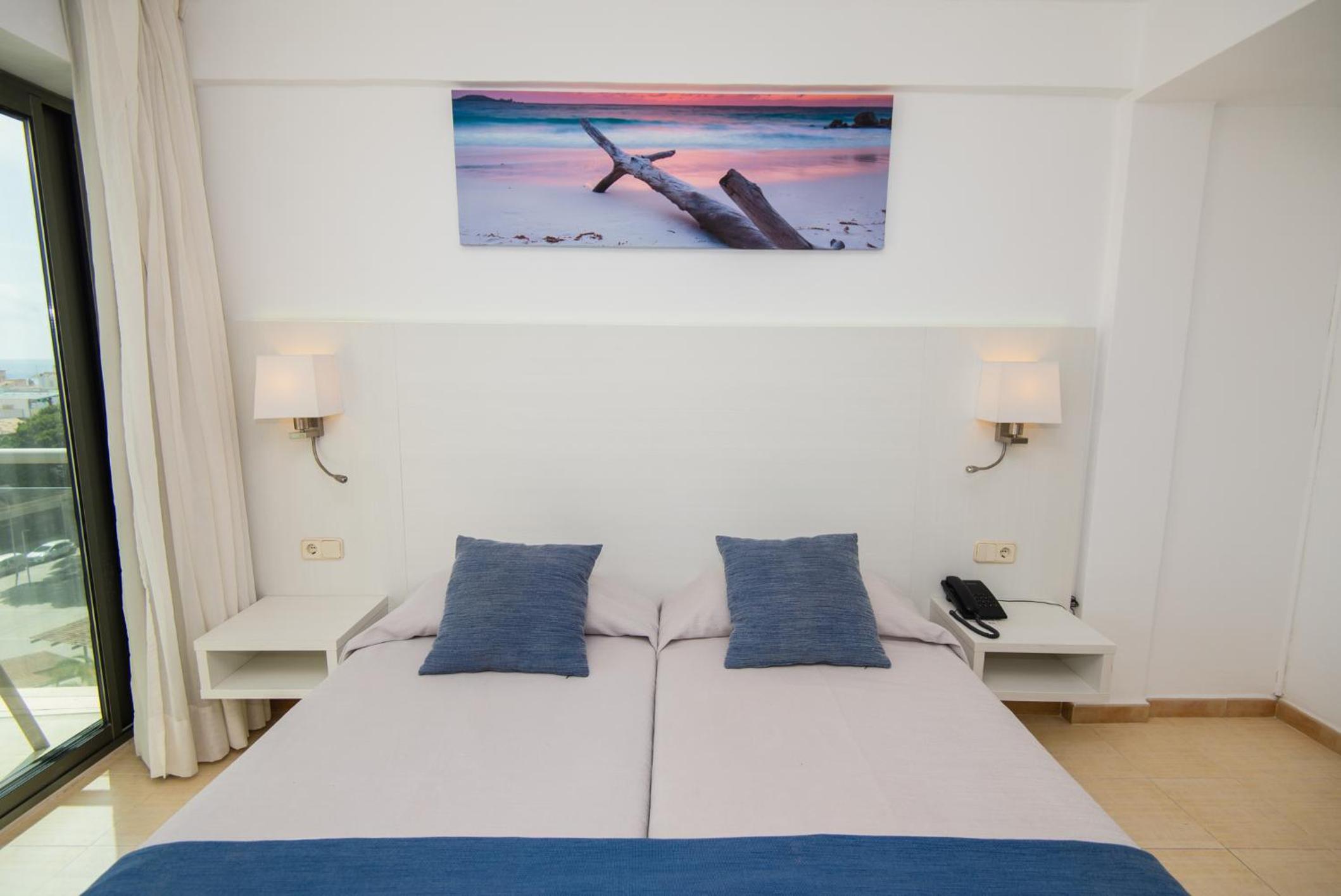 Habitación Doble con vista a la piscina y balcón