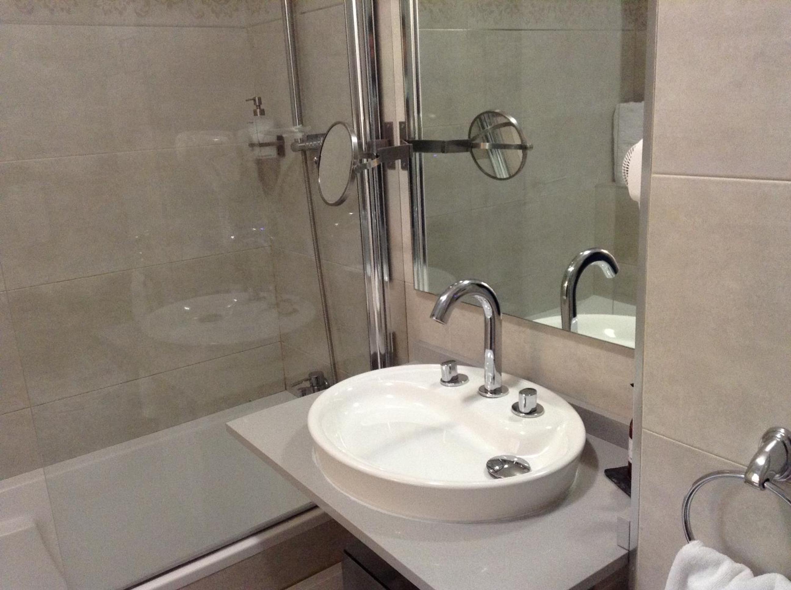 Twin Room - Photo 4