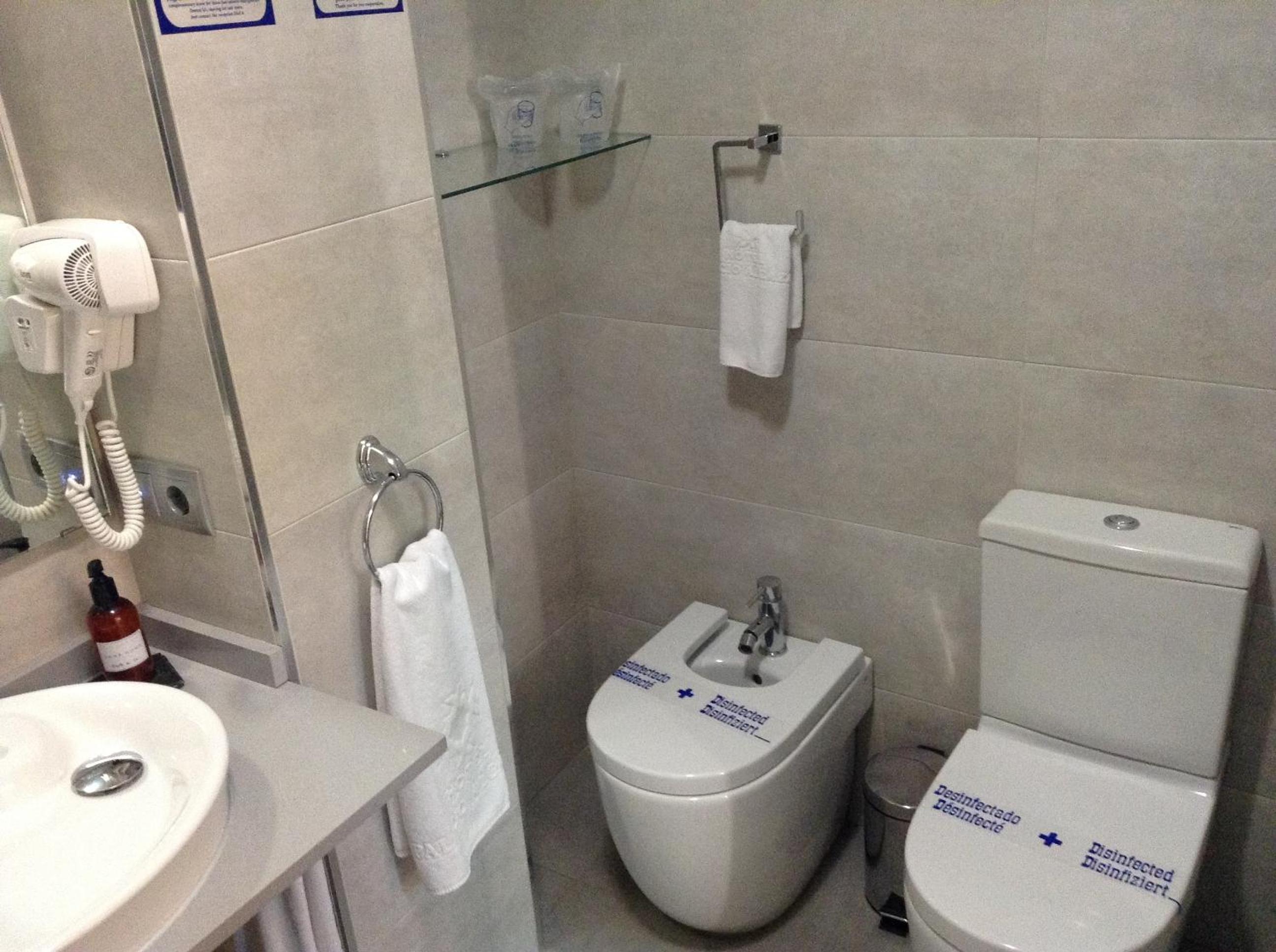 Double Room - Photo 7