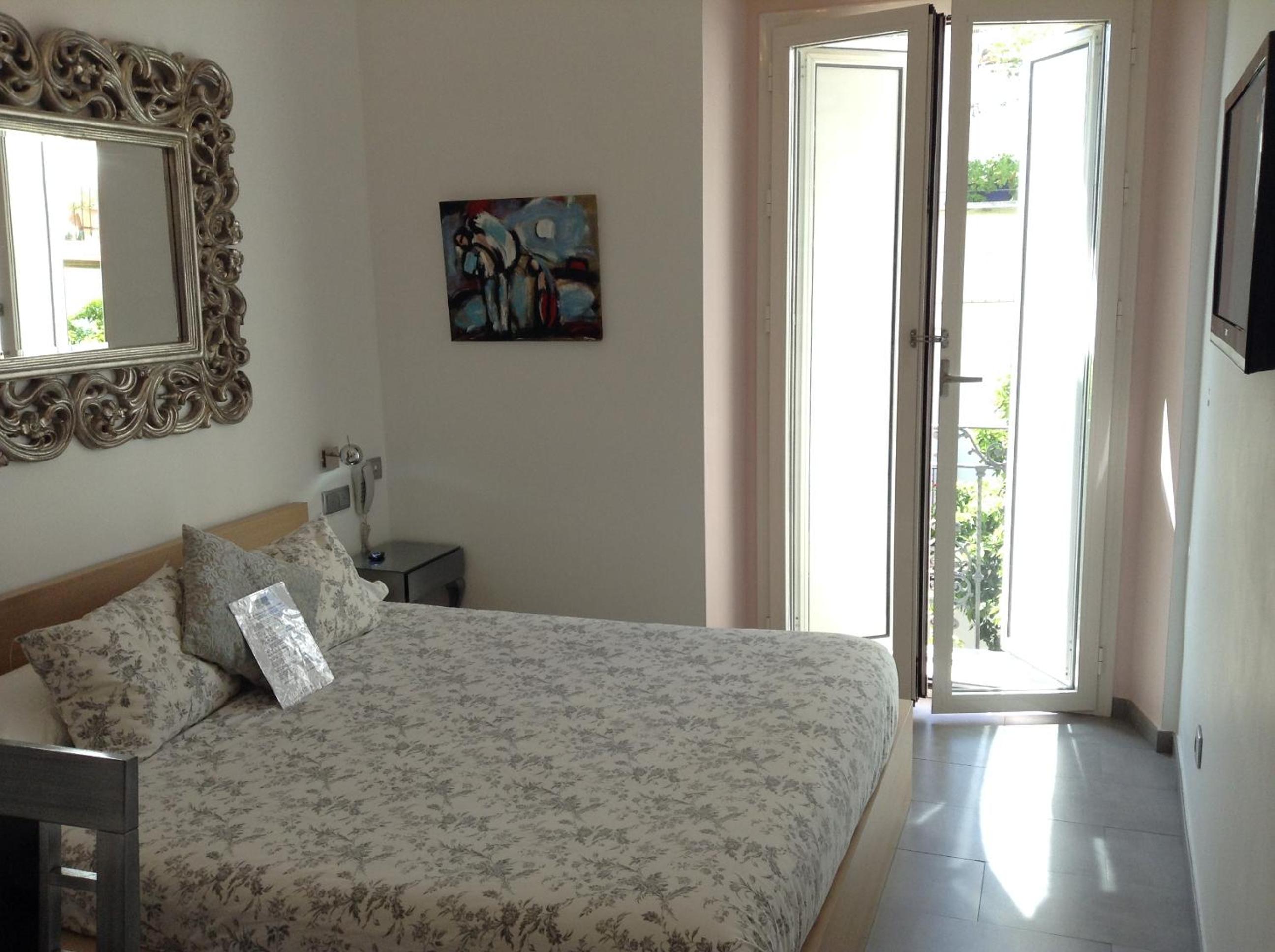 Double Room with Balcony and View - Photo 1