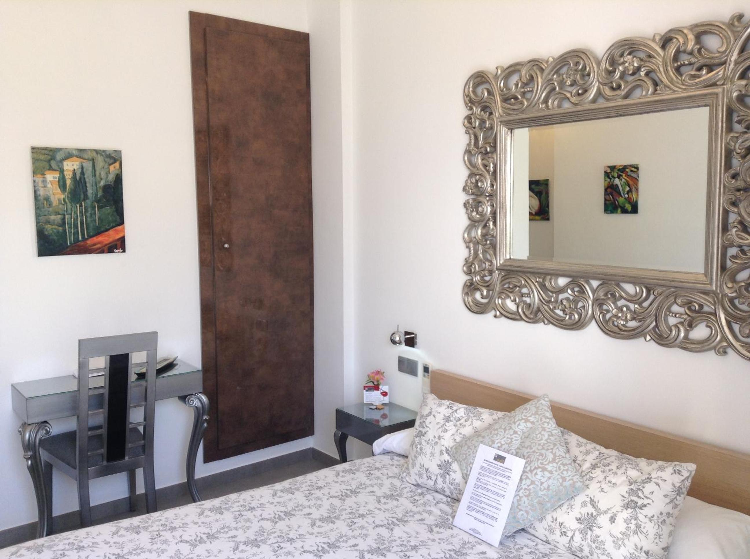 Double Room with Balcony and View - Photo 2