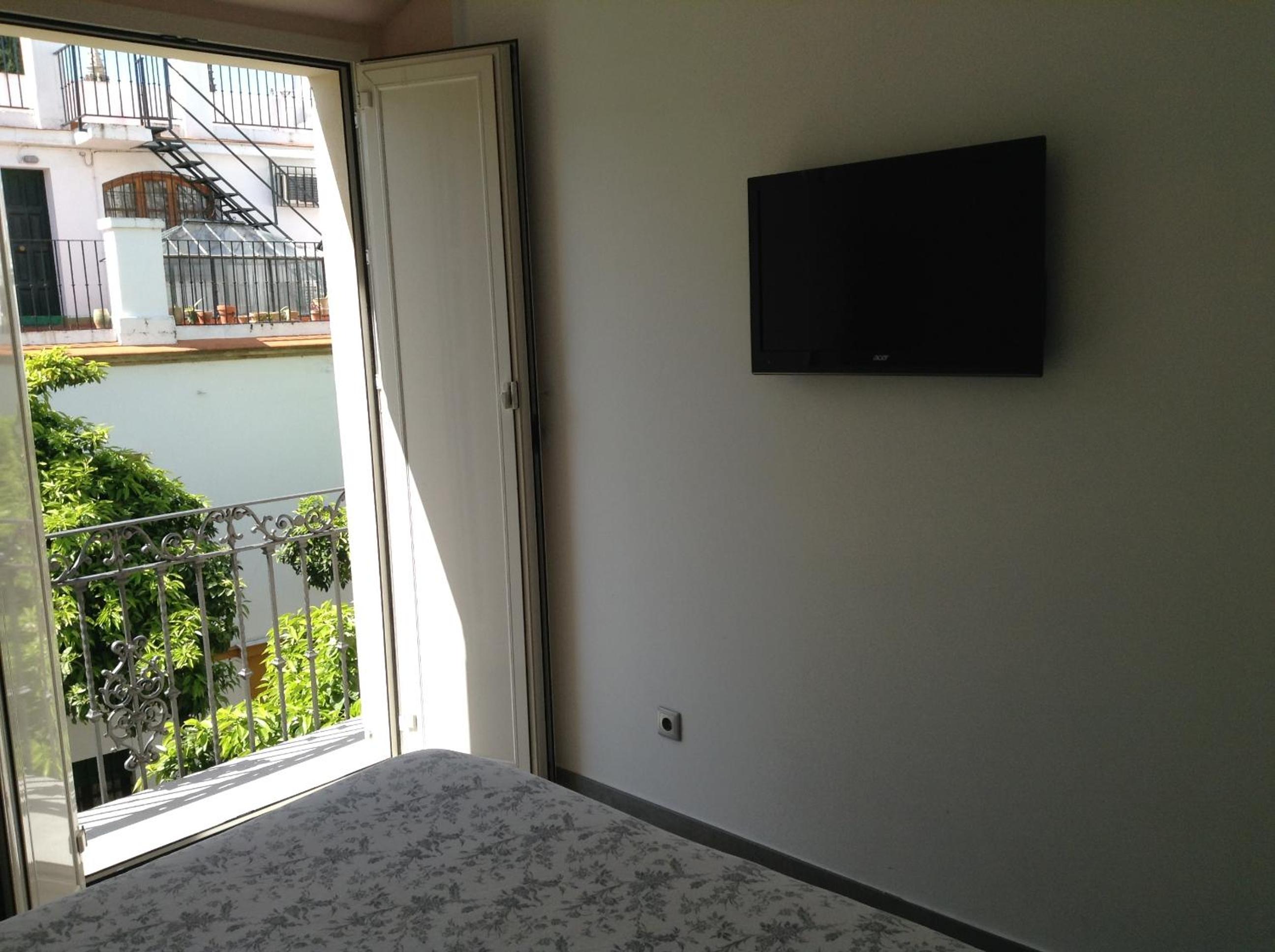 Double Room with Balcony and View - Photo 3