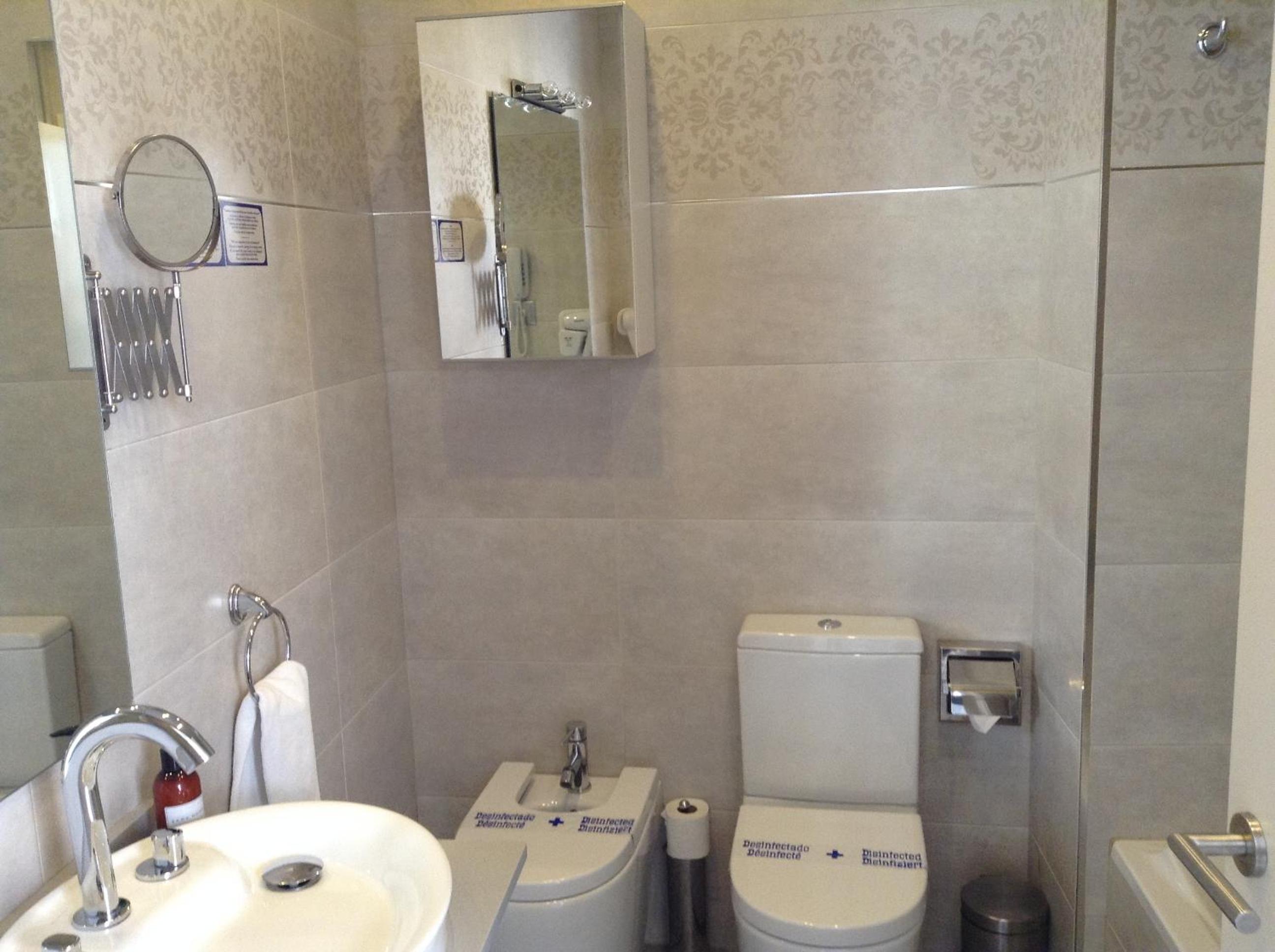Twin Room - Photo 3