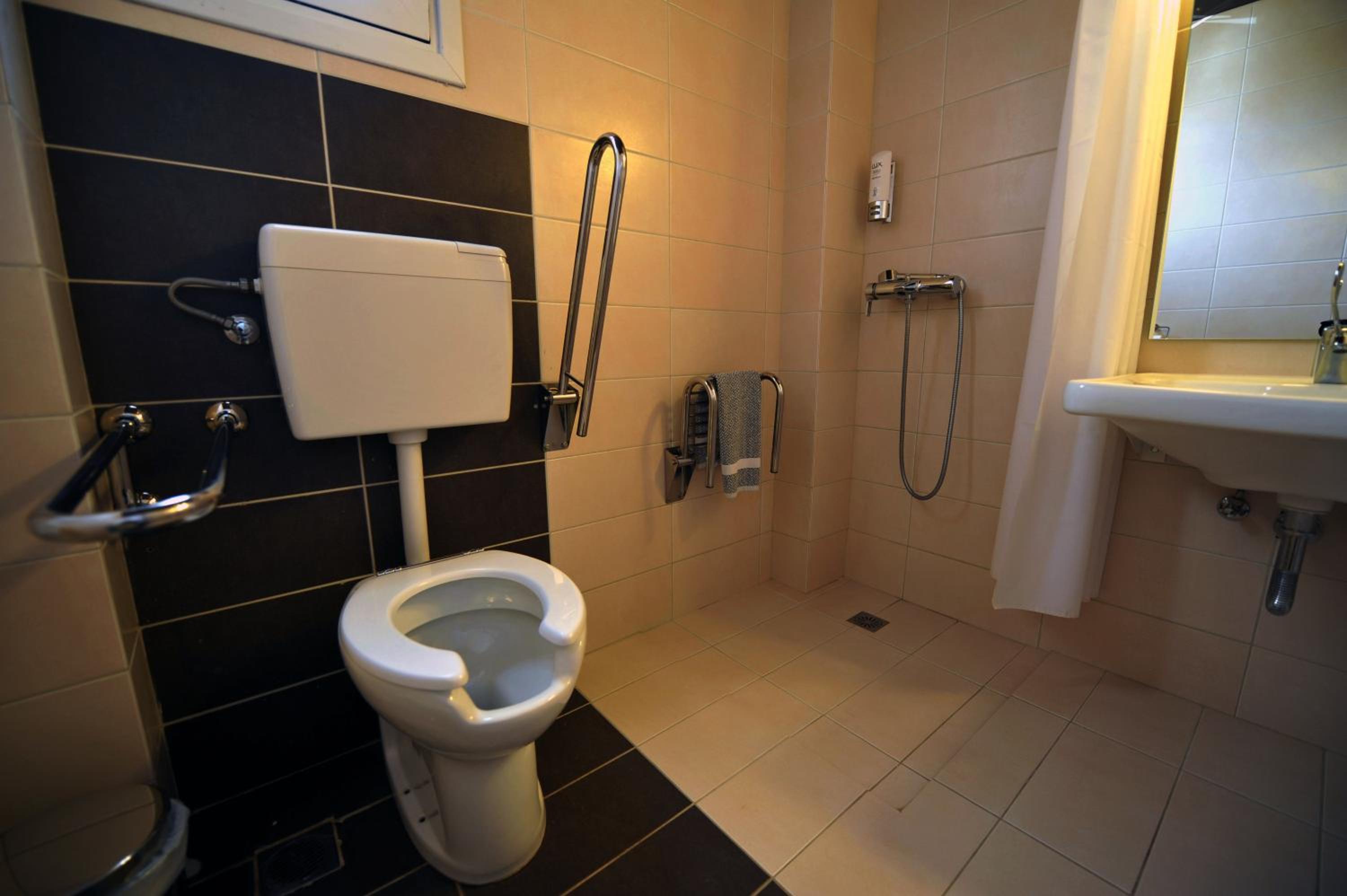 Double Room - Disability Access photo 3