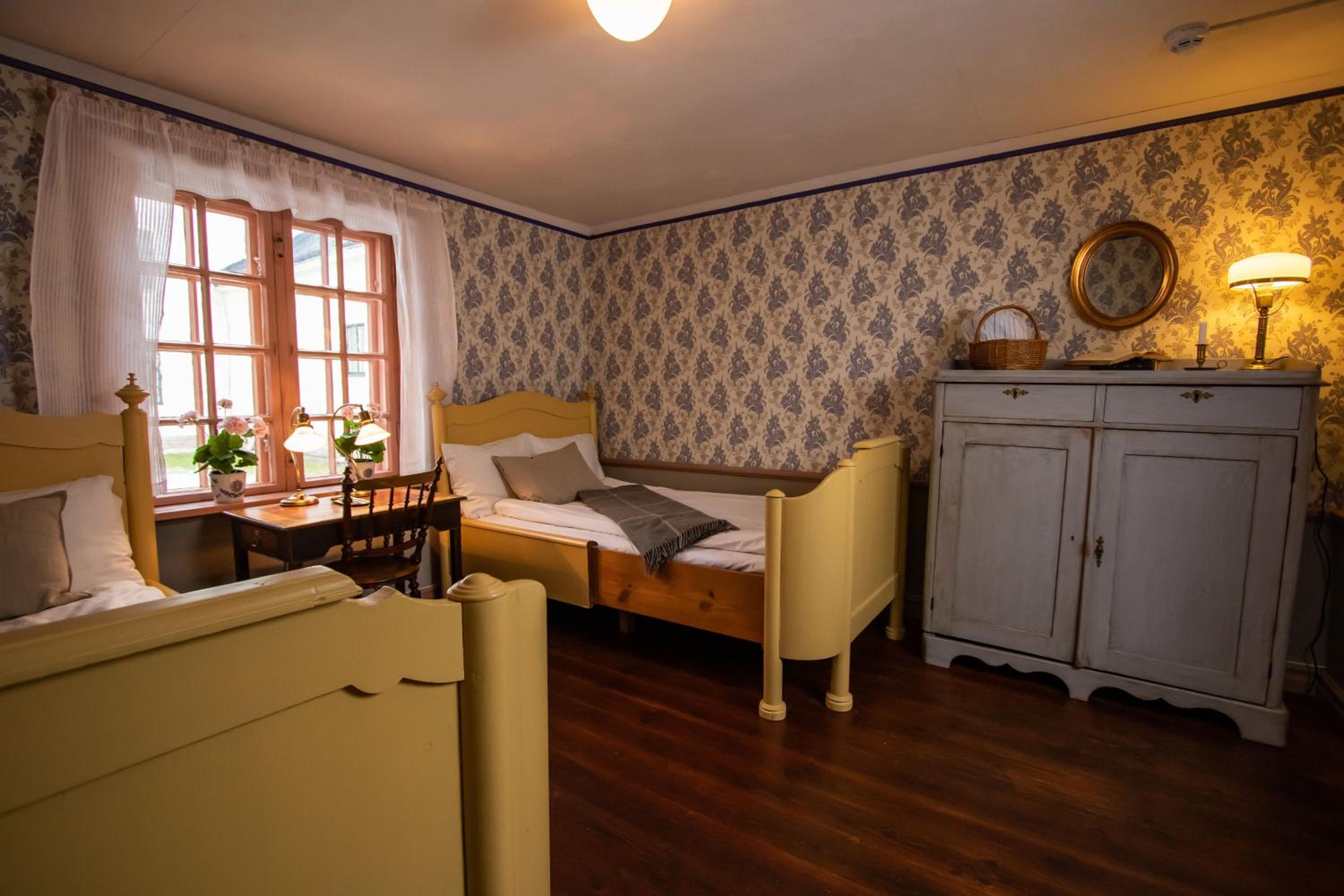Twin Room with Shared Bathroom photo 2