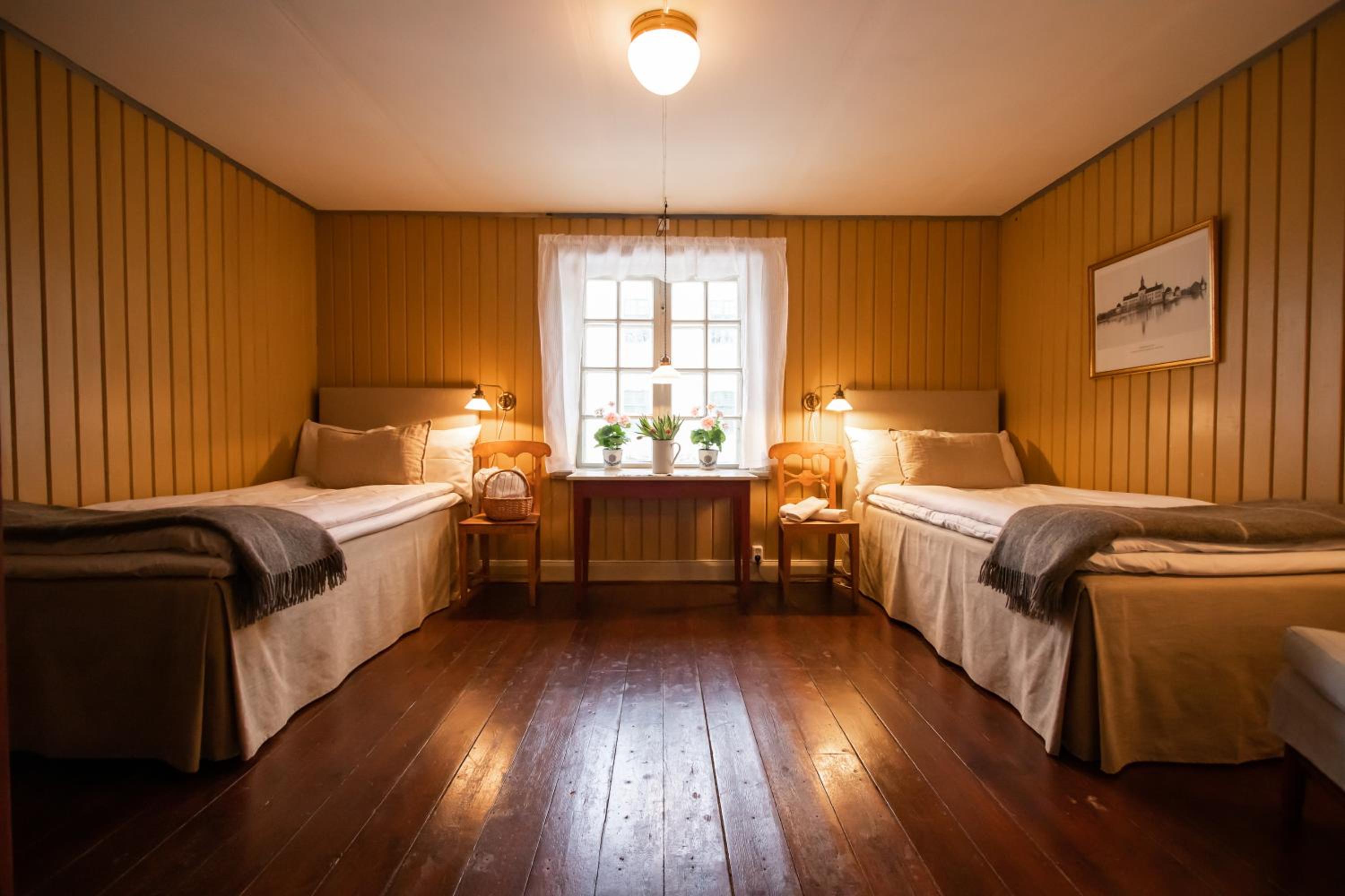 Twin Room with Private Bathroom photo 3