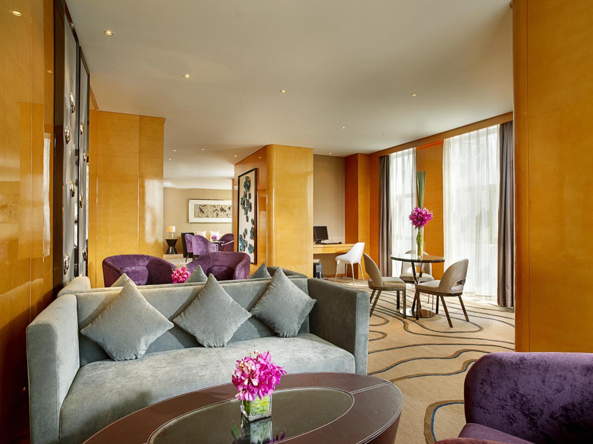 Luxury Twin Room with City View - Photo 4