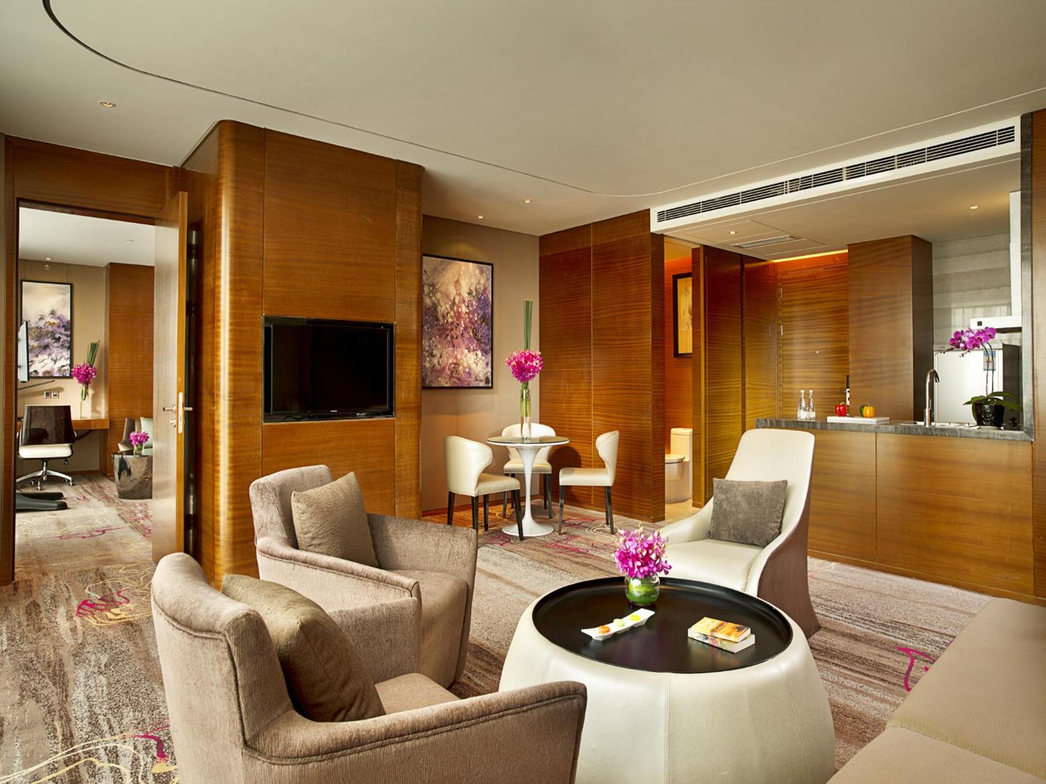 Luxury Twin Room with City View - Photo 3