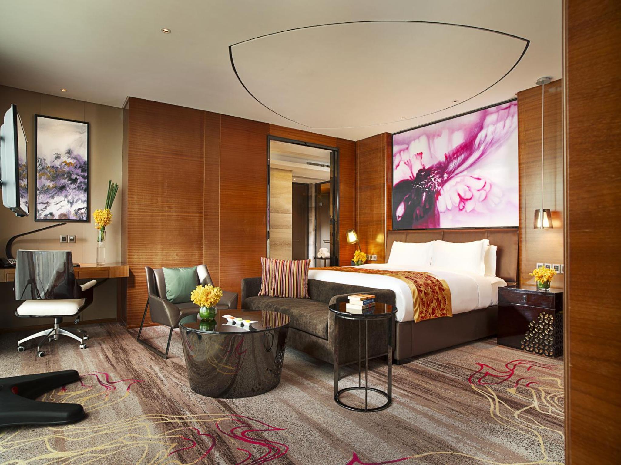 Luxury King Room with Lake View and Club Access - Photo 2