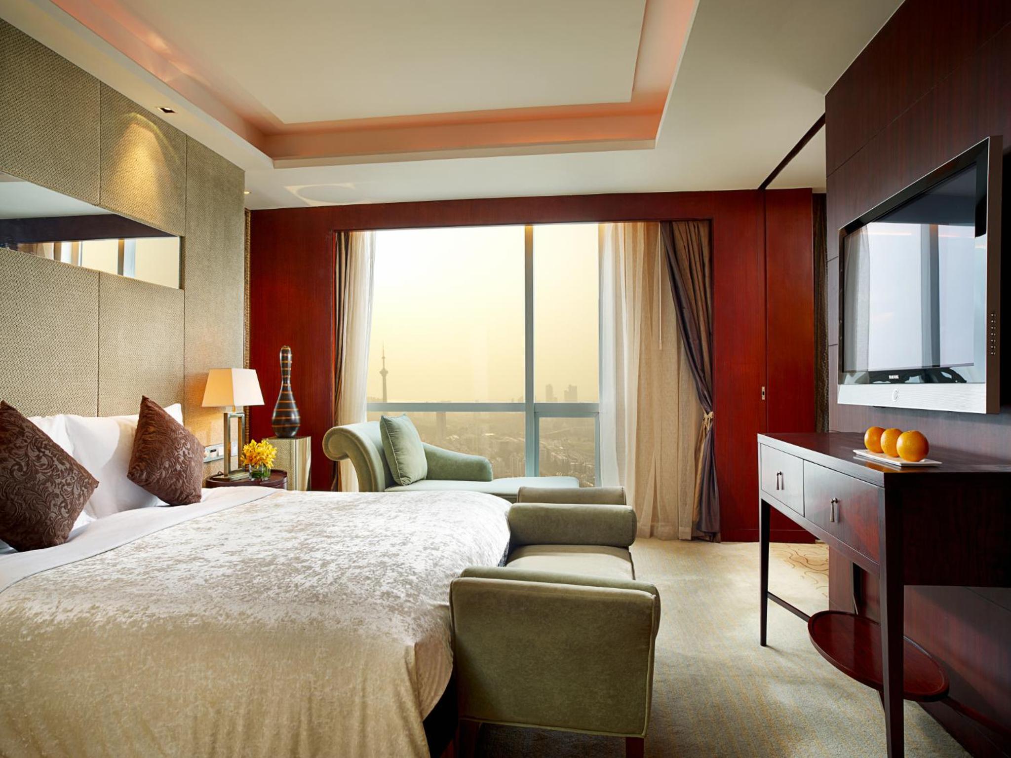 Superior King Room with City View - Photo 1