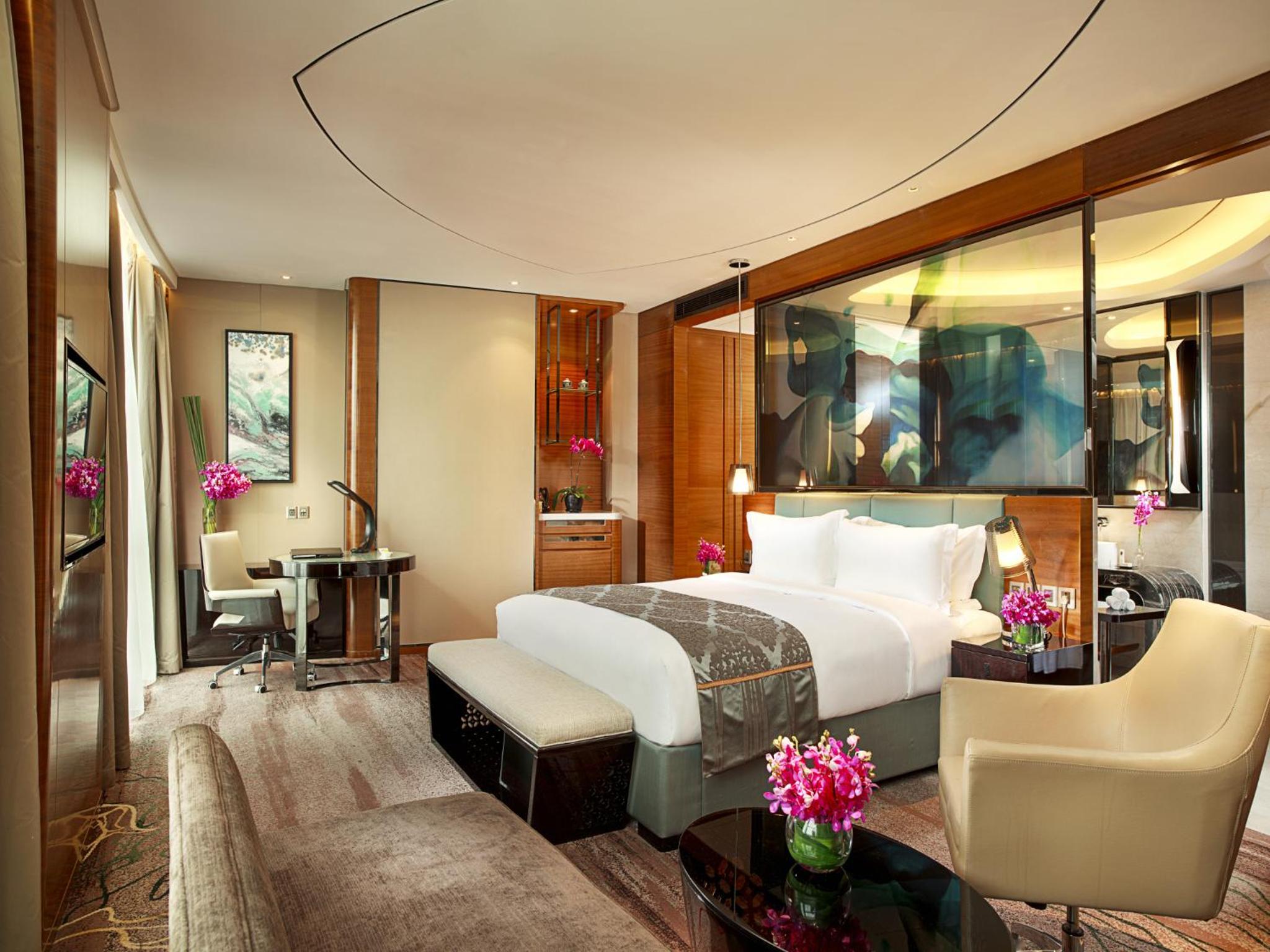 Luxury King Room with Lake View and Club Access - Photo 3