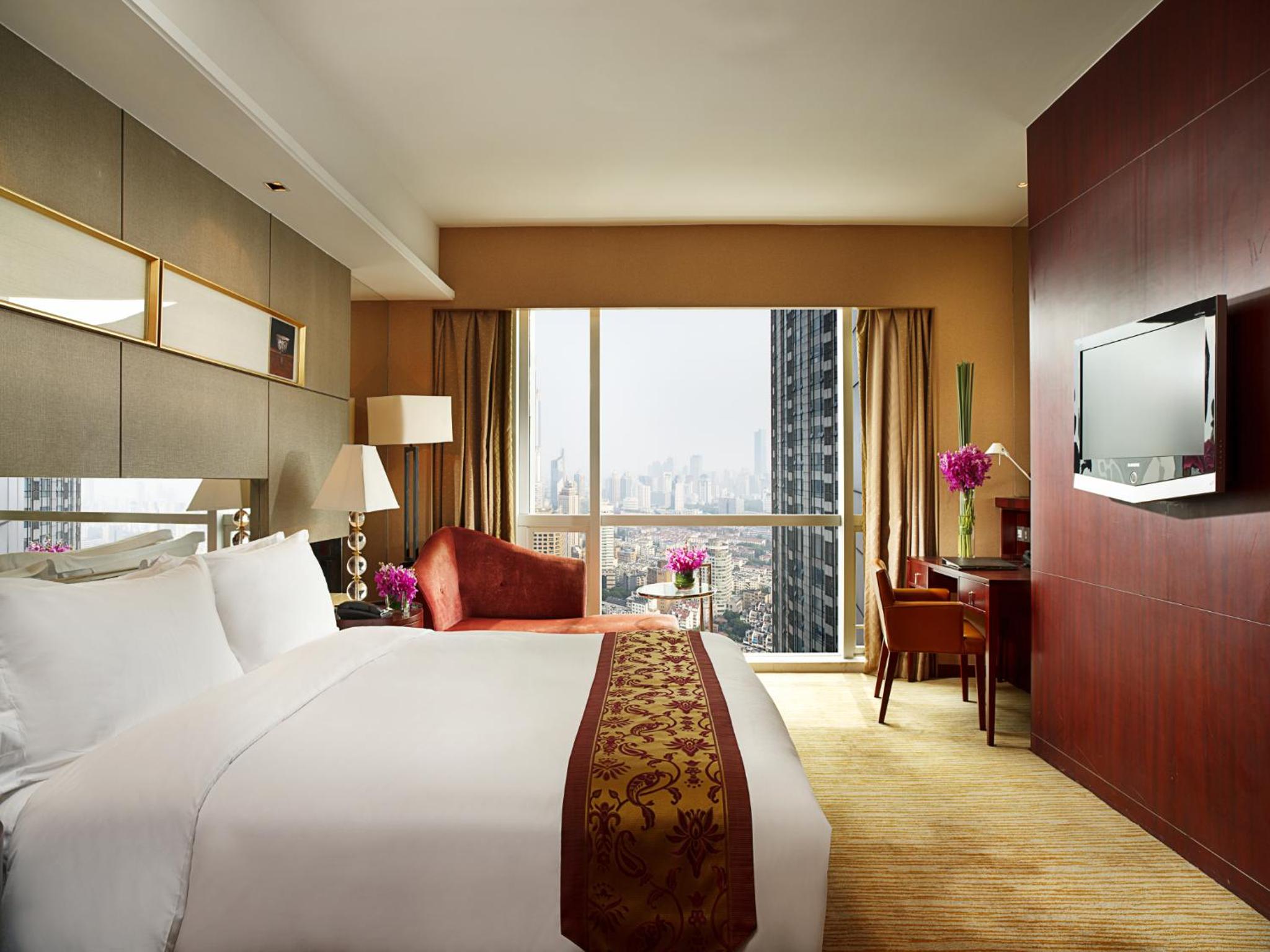 Superior King Room with City View - Photo 4