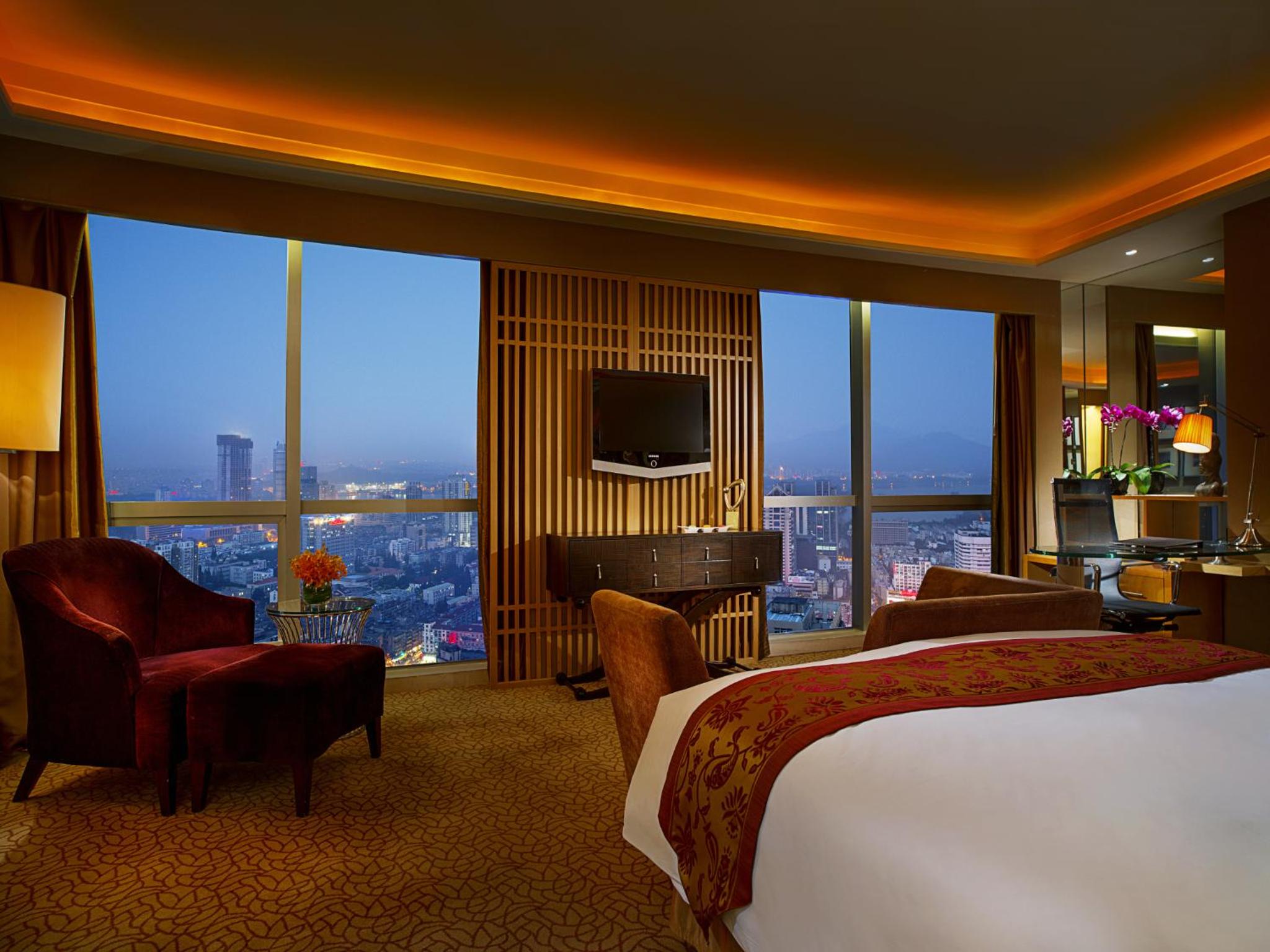 Luxury King Room with Lake View - Photo 4
