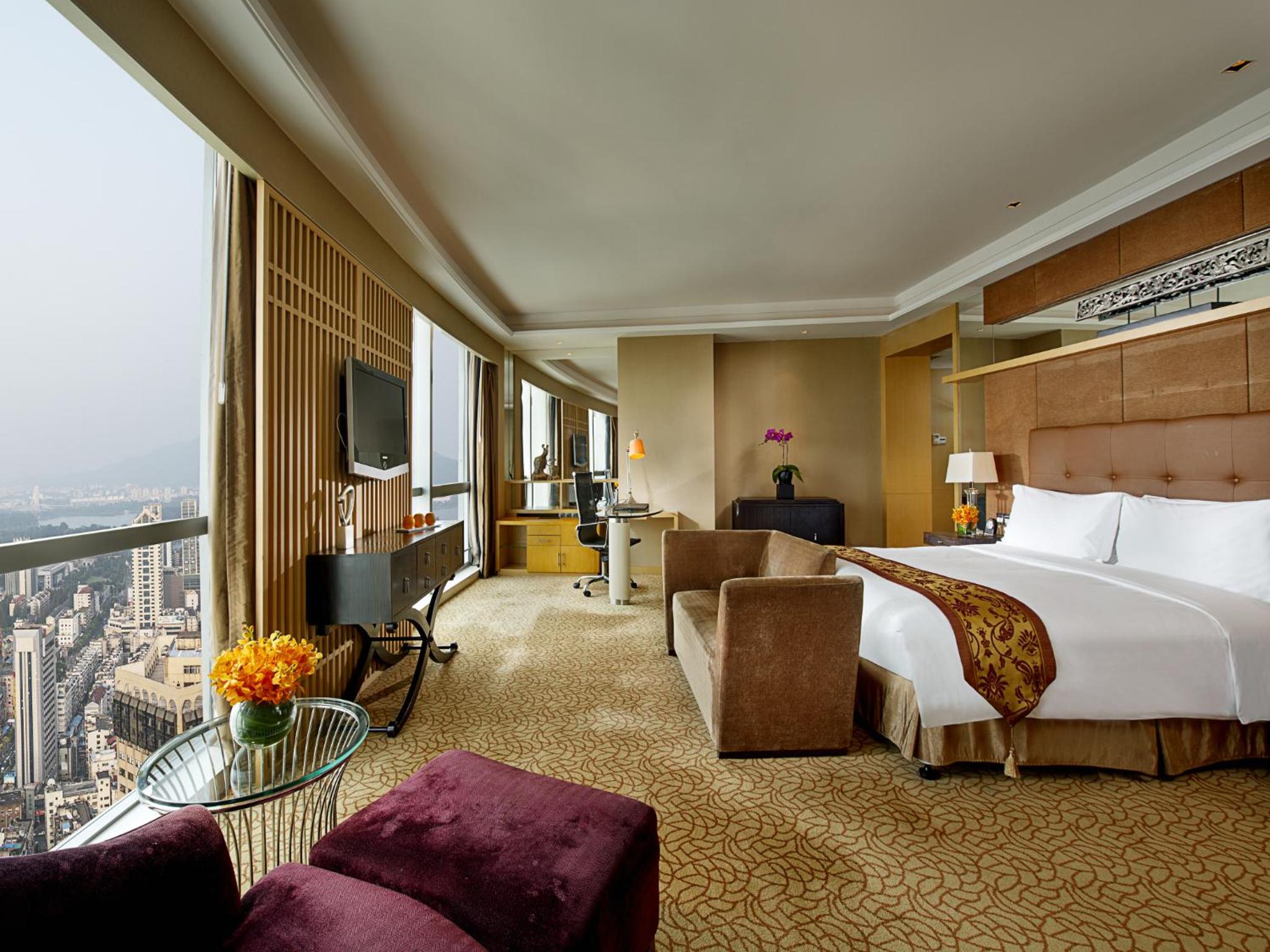 Luxury King Room with Lake View - Photo 3