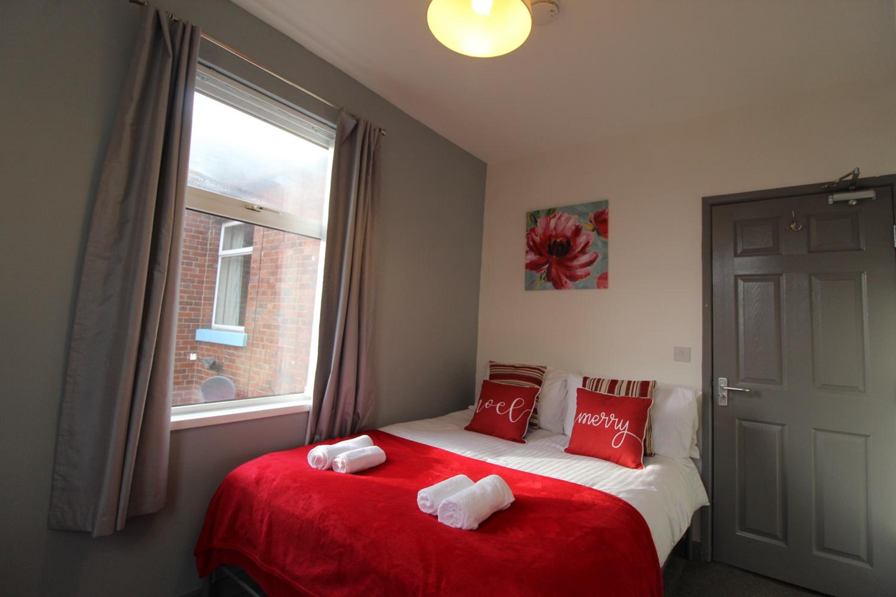 Five-Bedroom House photo 1
