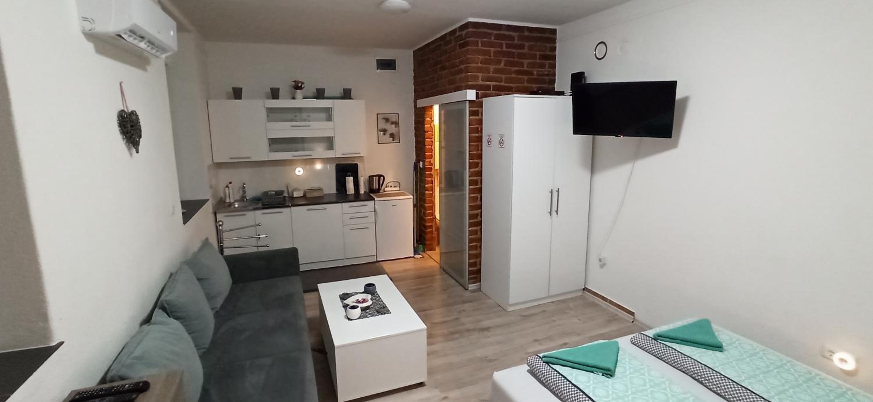 One-Bedroom Apartment photo 1
