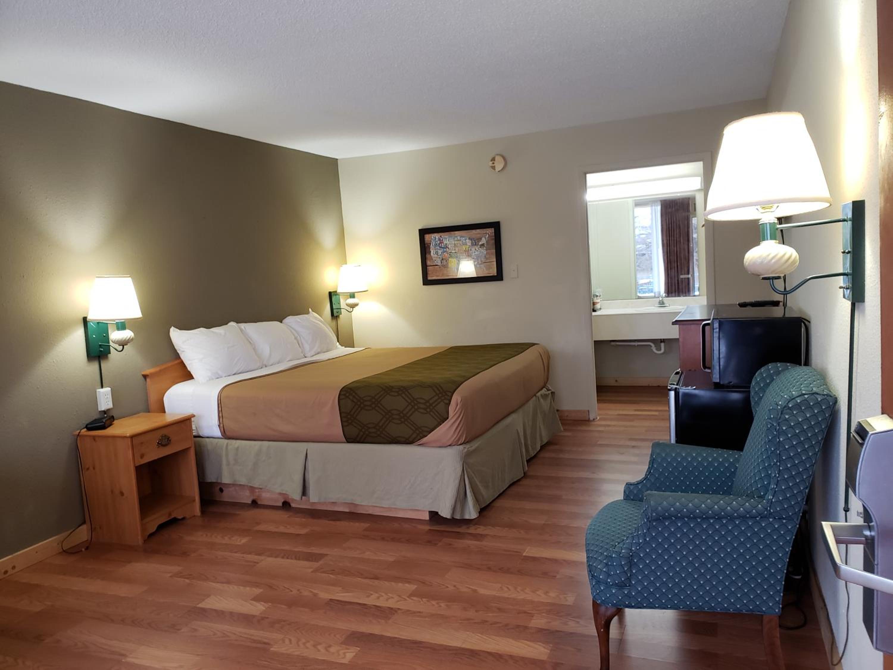 King Room - Non-Smoking - Photo 3