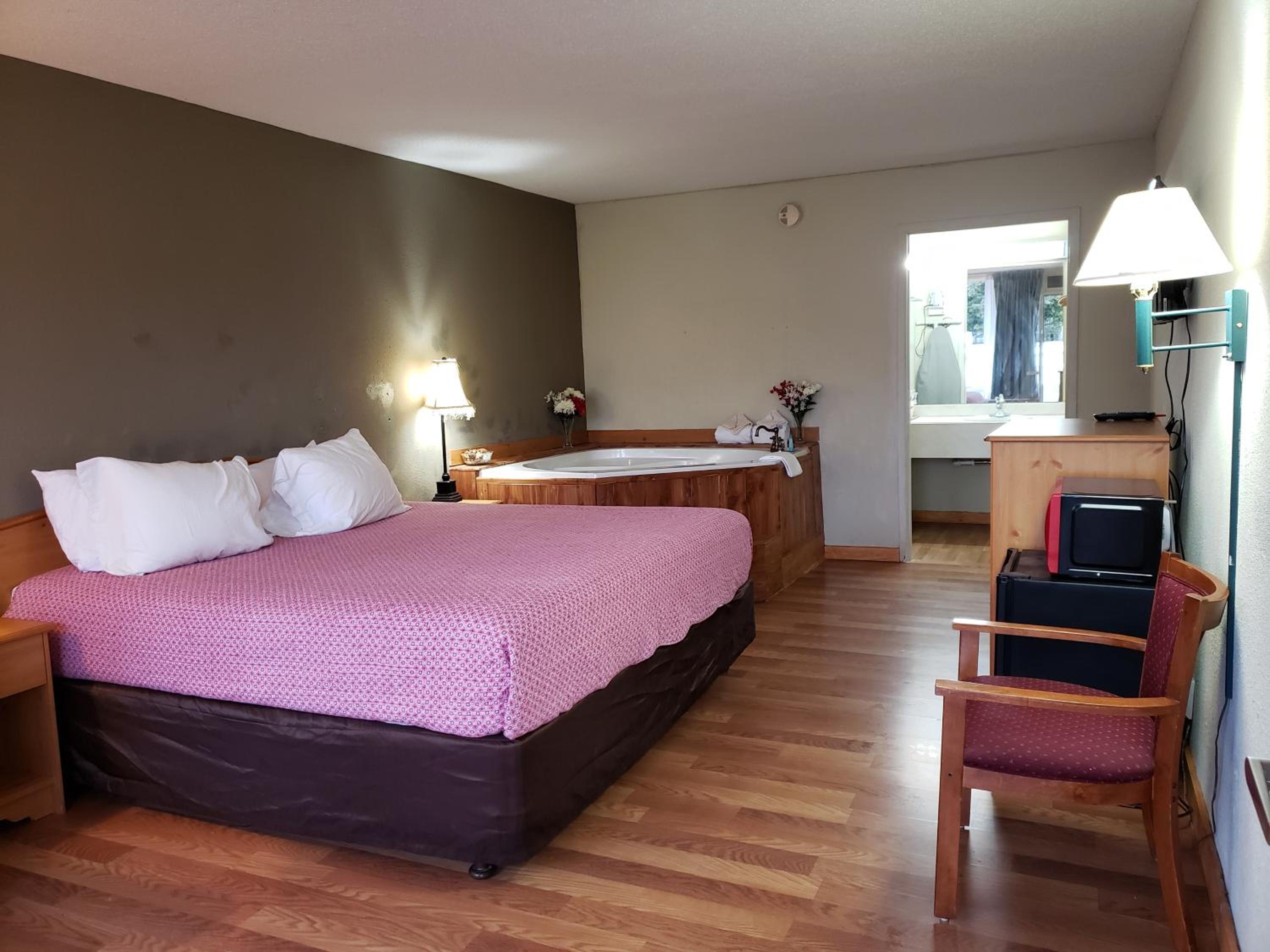 Deluxe King Room with Spa Bath - Non Smoking - Photo 1