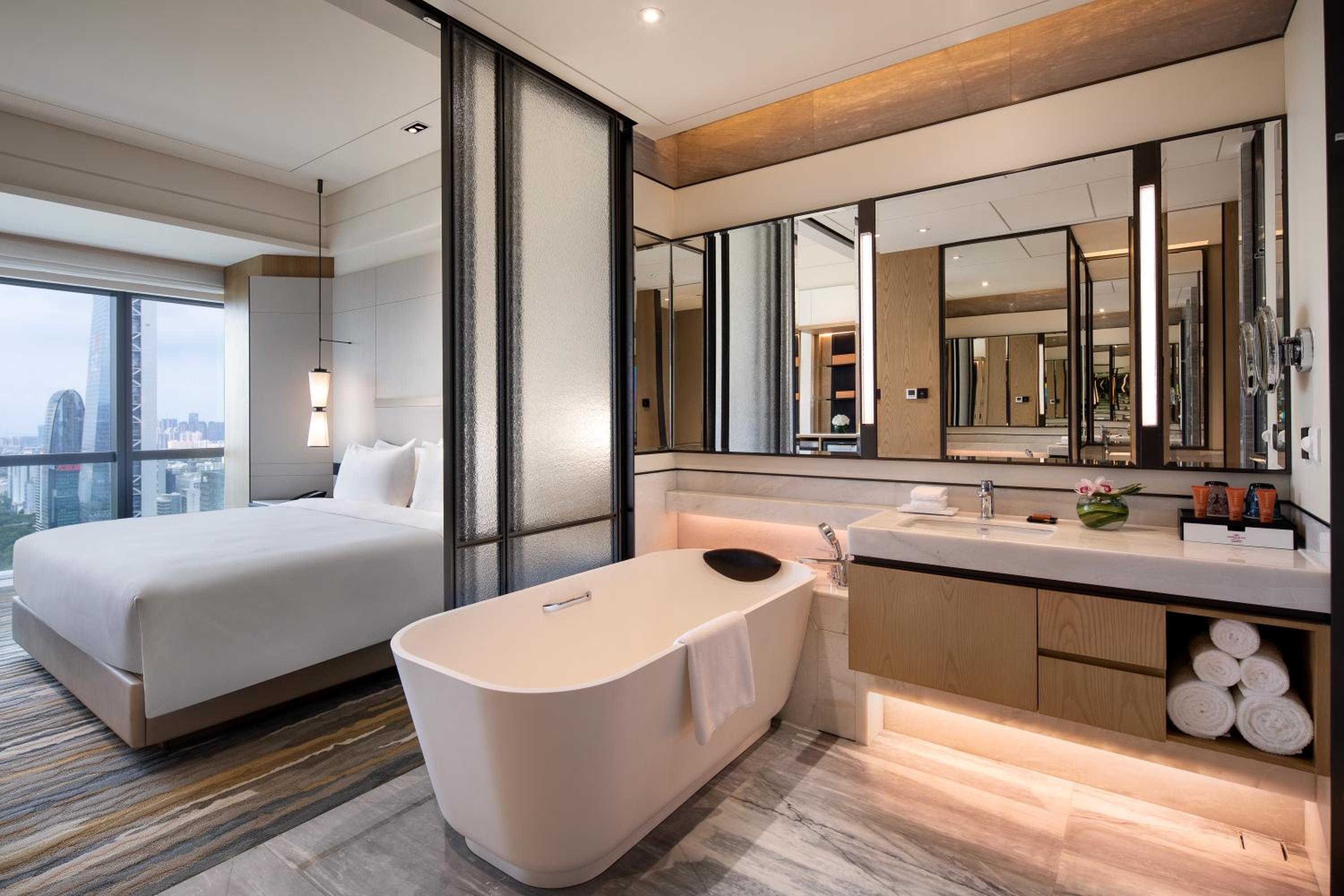 Standard King Room with City View - Photo 6