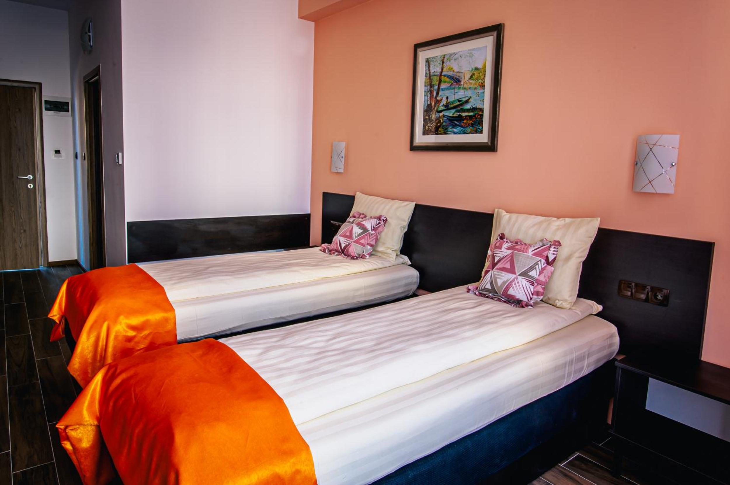Twin Room - Photo 3