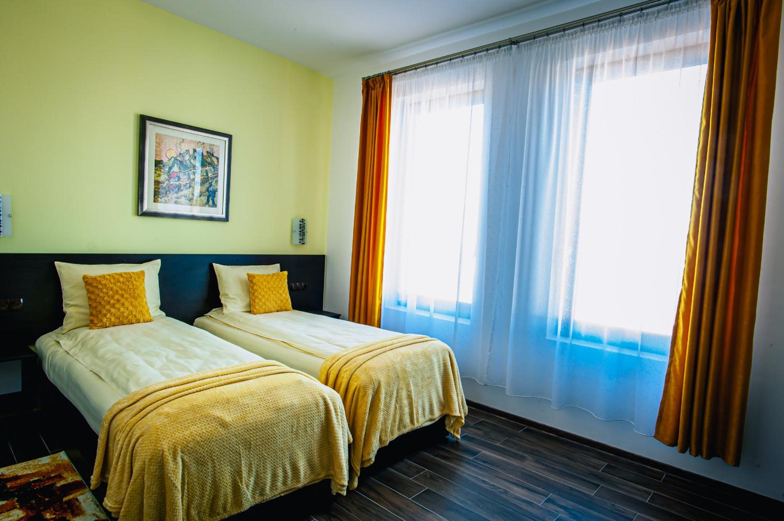 Twin Room - Photo 2