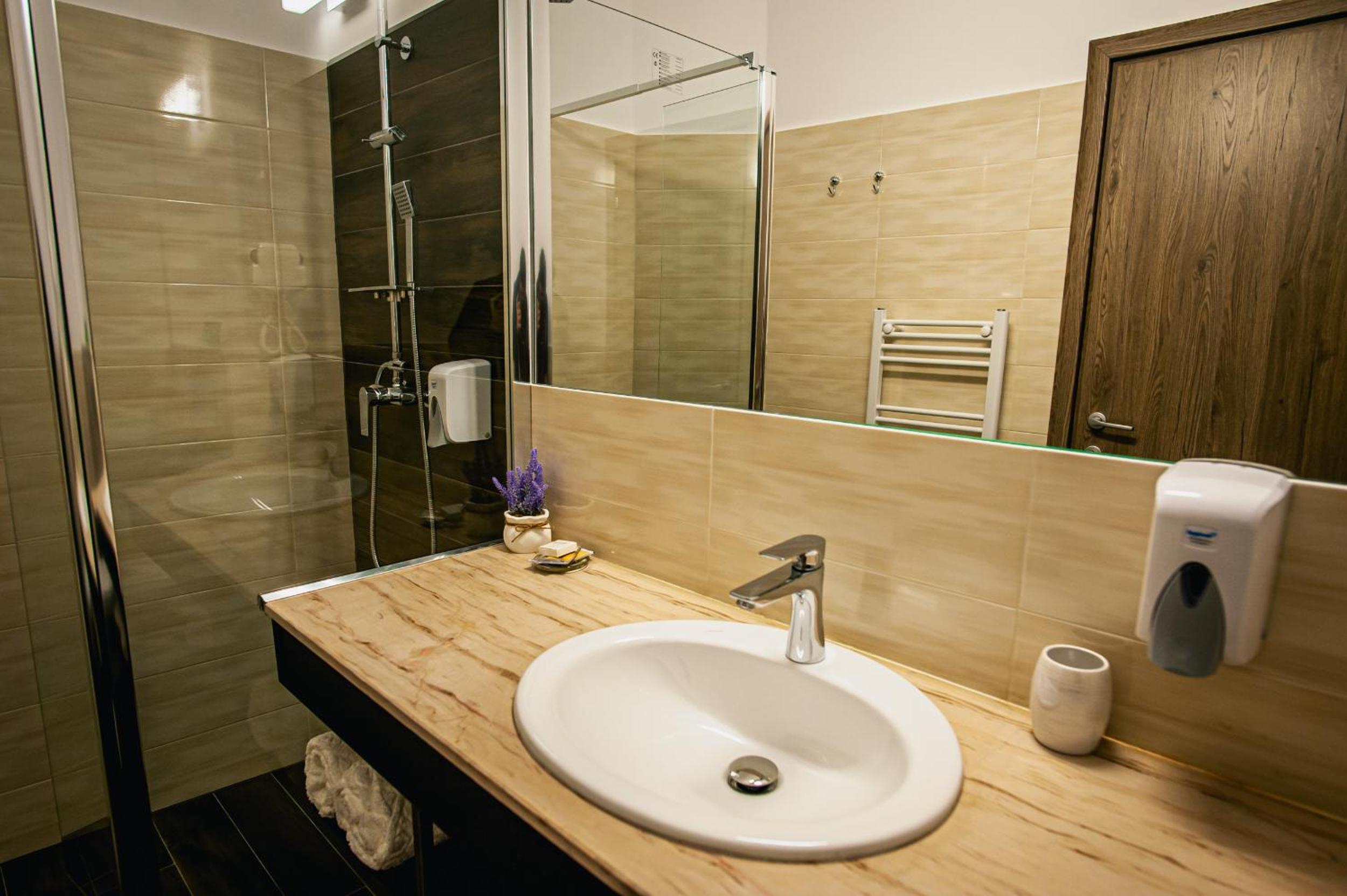 Superior King Room - Photo 7