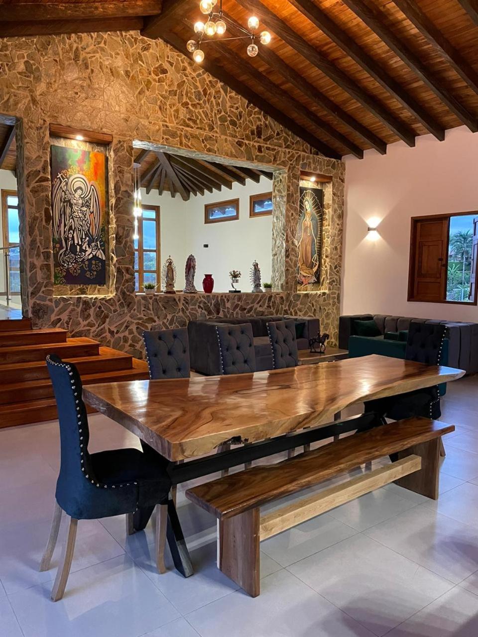 Five-Bedroom House photo 2
