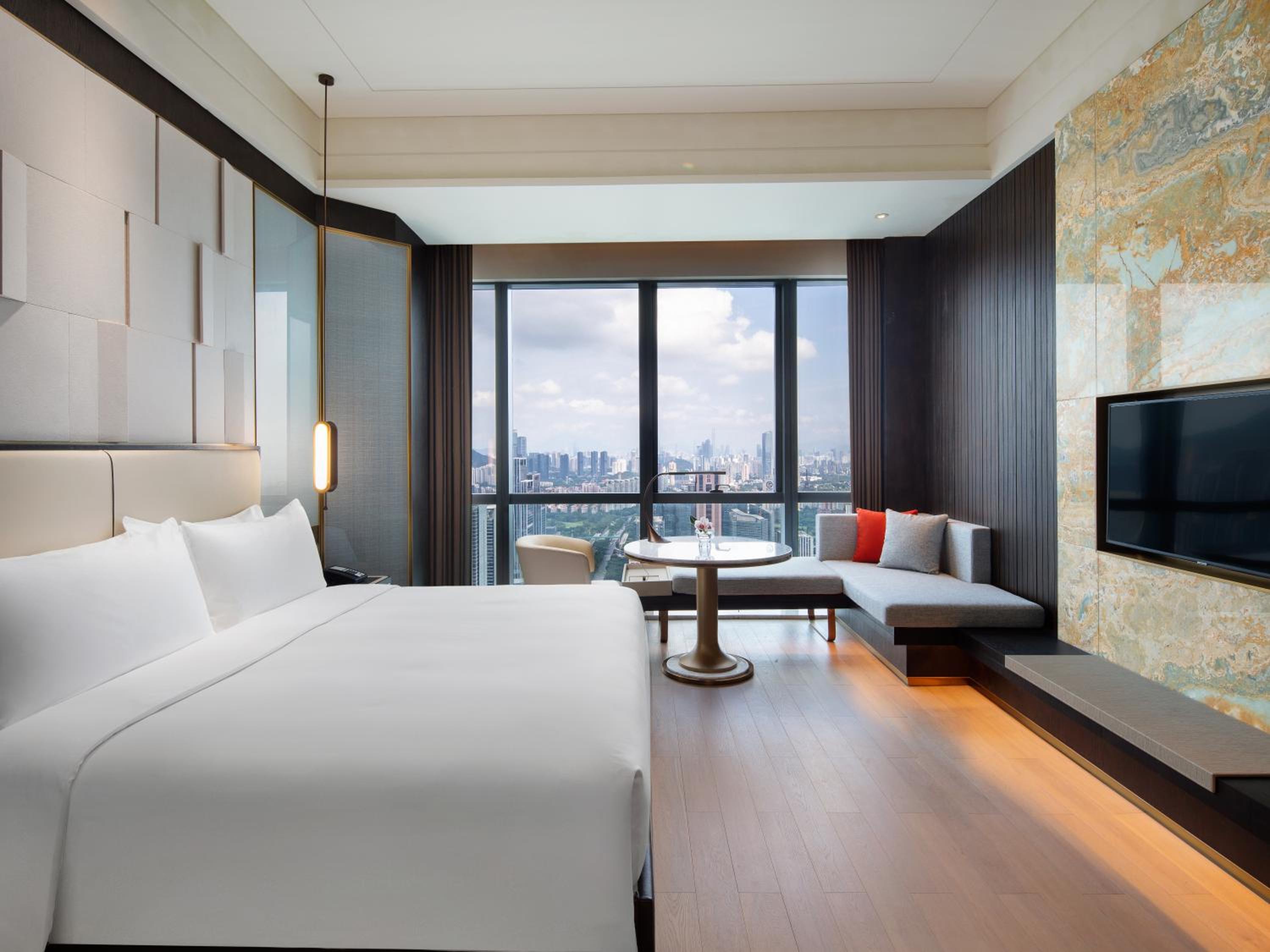 Standard King Room with City View - Lounge Access thumbnail 5