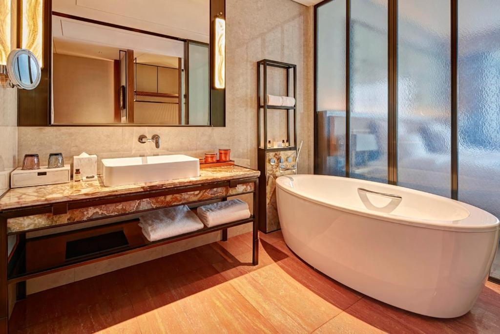 Superior King Room with City View - Photo 4